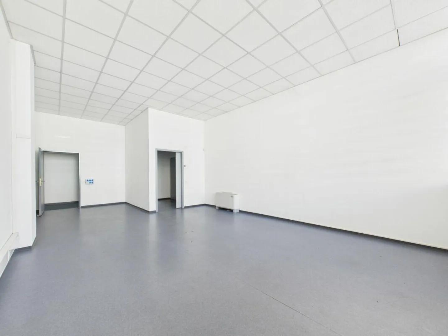 Office on the first floor of 205 m² with private services - Photo 11 of 11