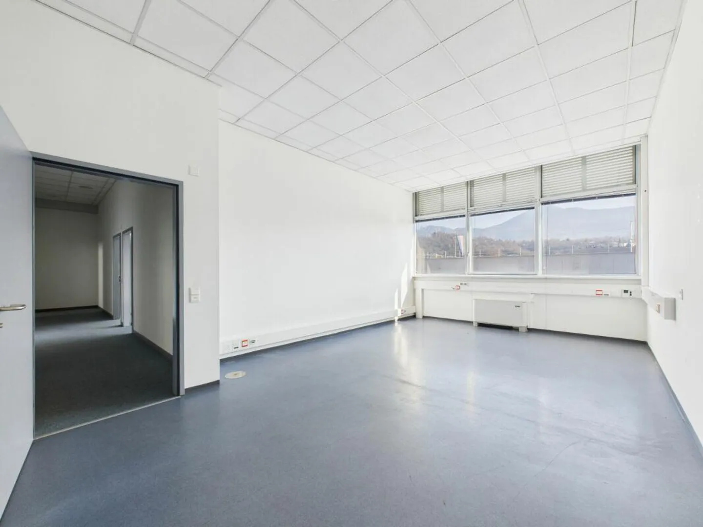Office on the first floor of 205 m² with private services - Photo 5 of 11