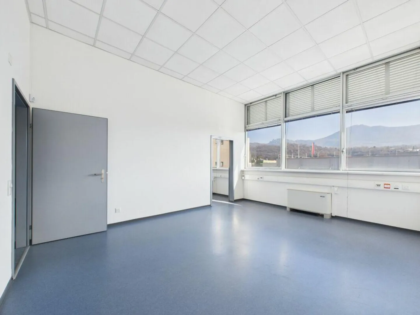 Office on the first floor of 205 m² with private services - Photo 6 of 11