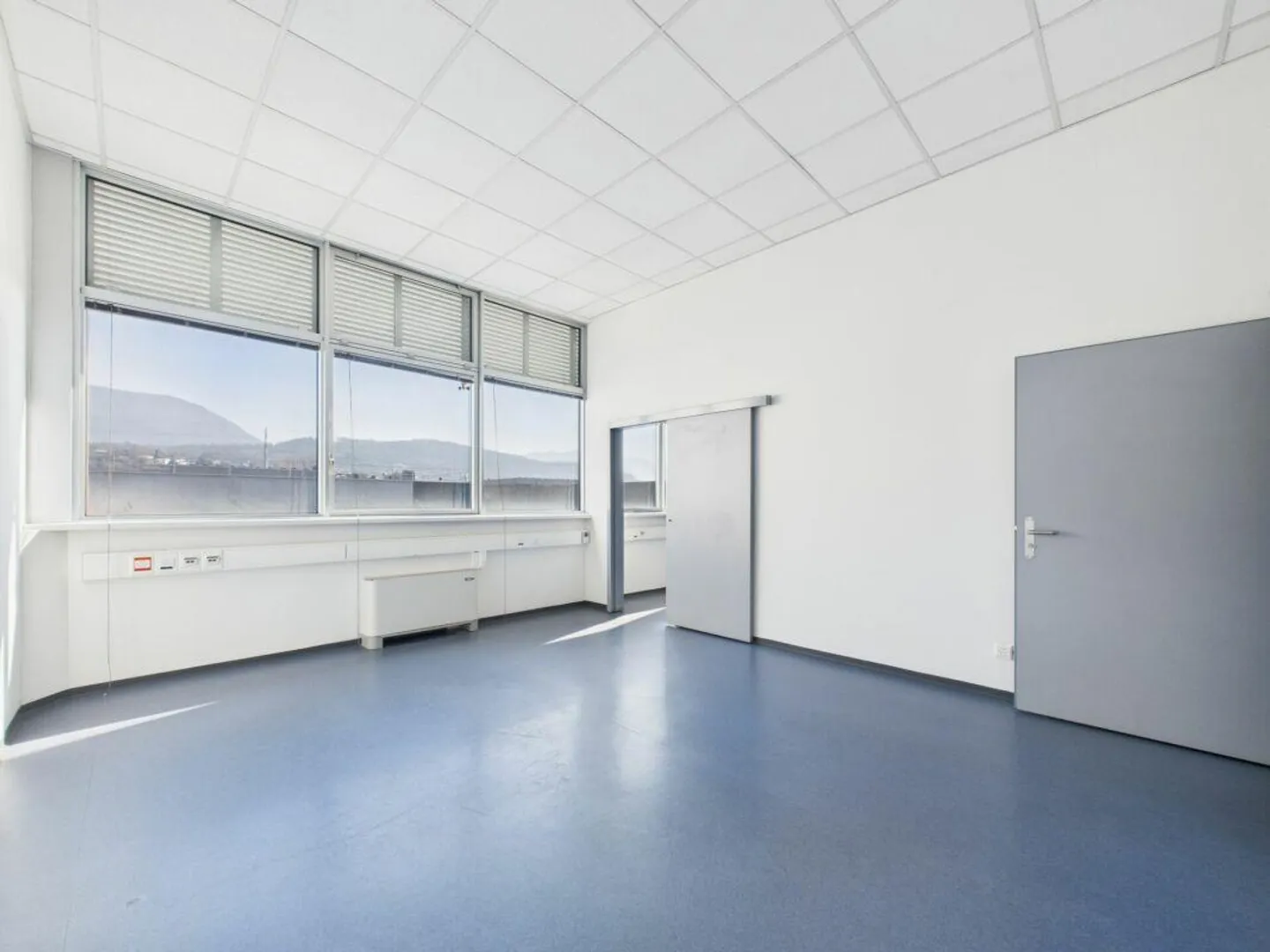 Office on the first floor of 205 m² with private services - Photo 7 of 11