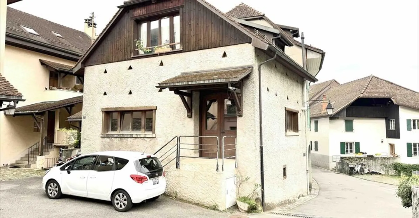 Mixed-use building for rent - Photo 1 of 7