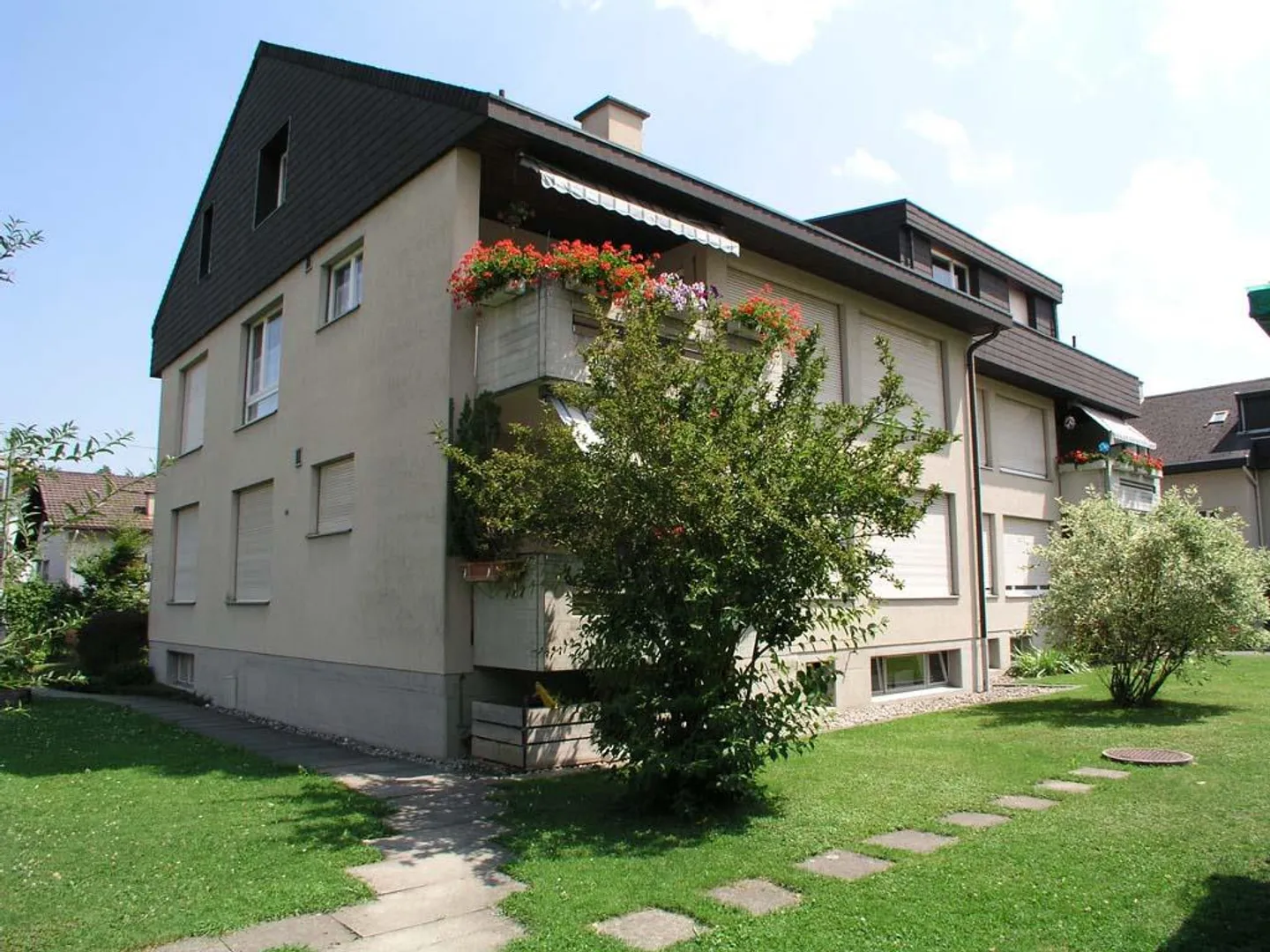 Appartement de 4.5 pièces partiellement rénové avec une grande qualité de vie - Photo 1 sur 13
