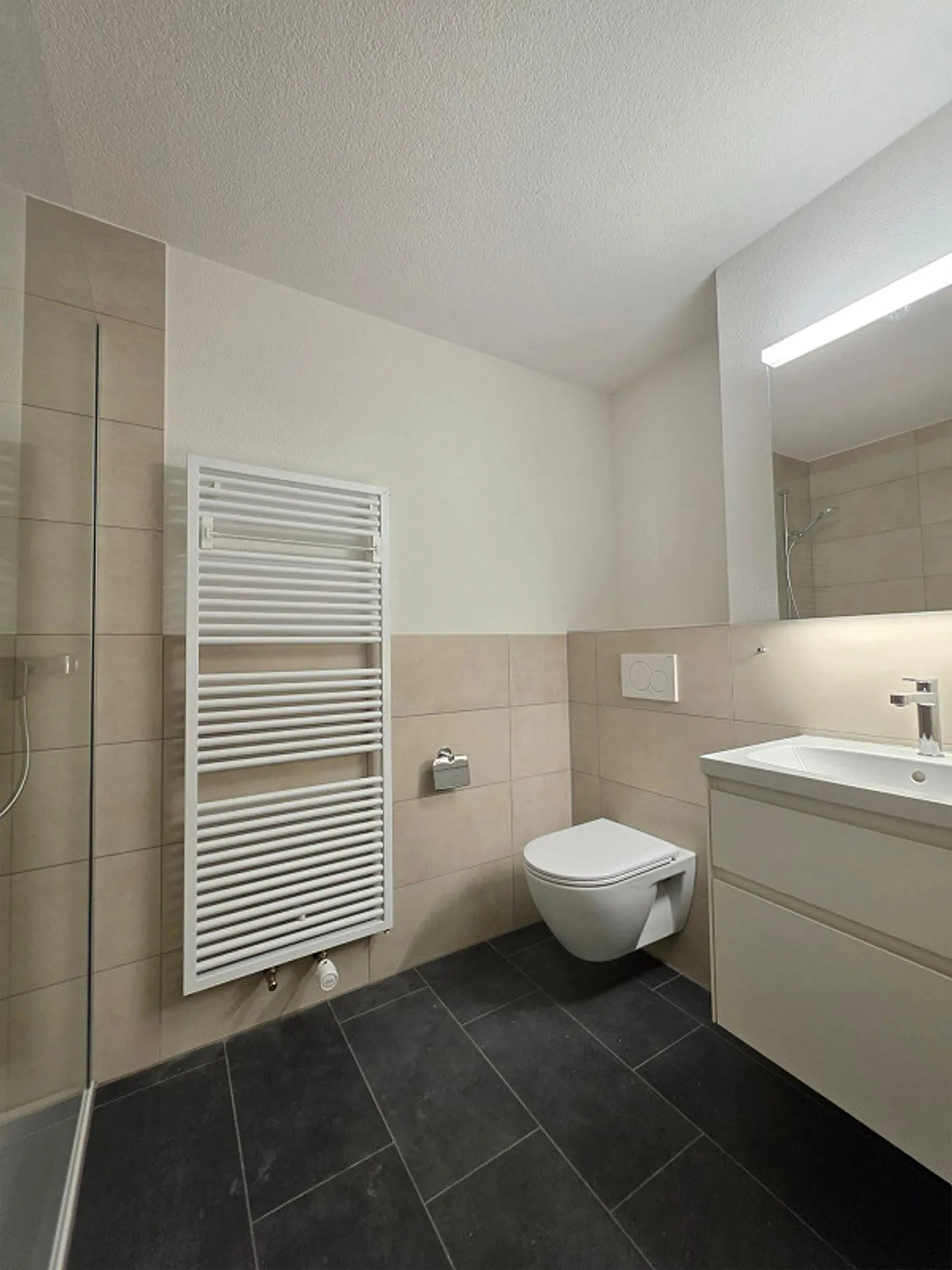Appartement de 4.5 pièces partiellement rénové avec une grande qualité de vie - Photo 2 sur 13