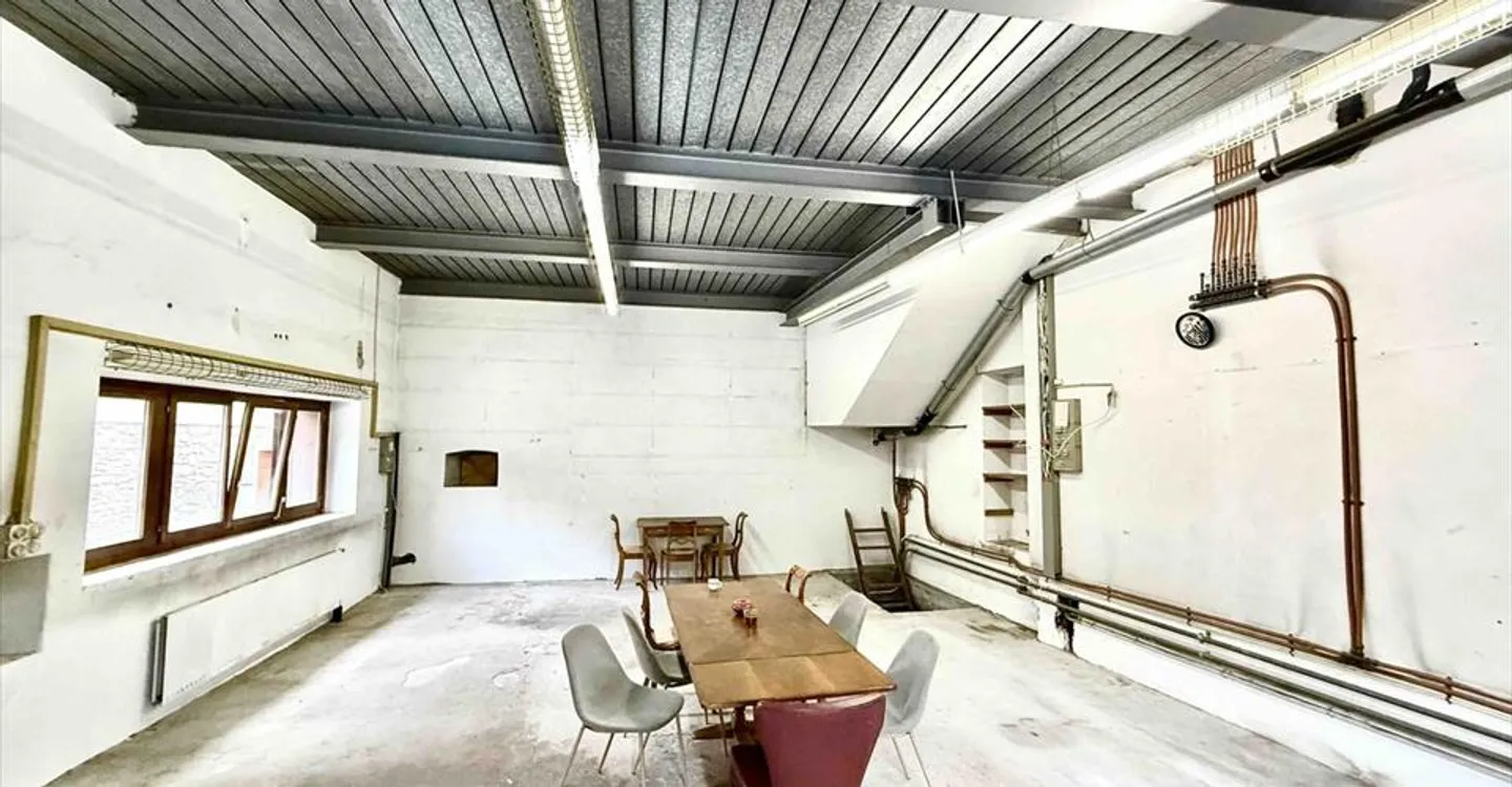 Mixed-use building for rent - Photo 6 of 7