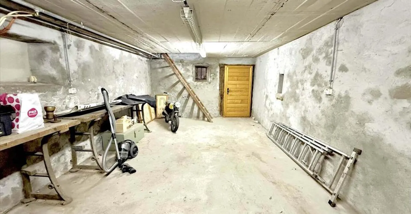 Mixed-use building for rent - Photo 7 of 7