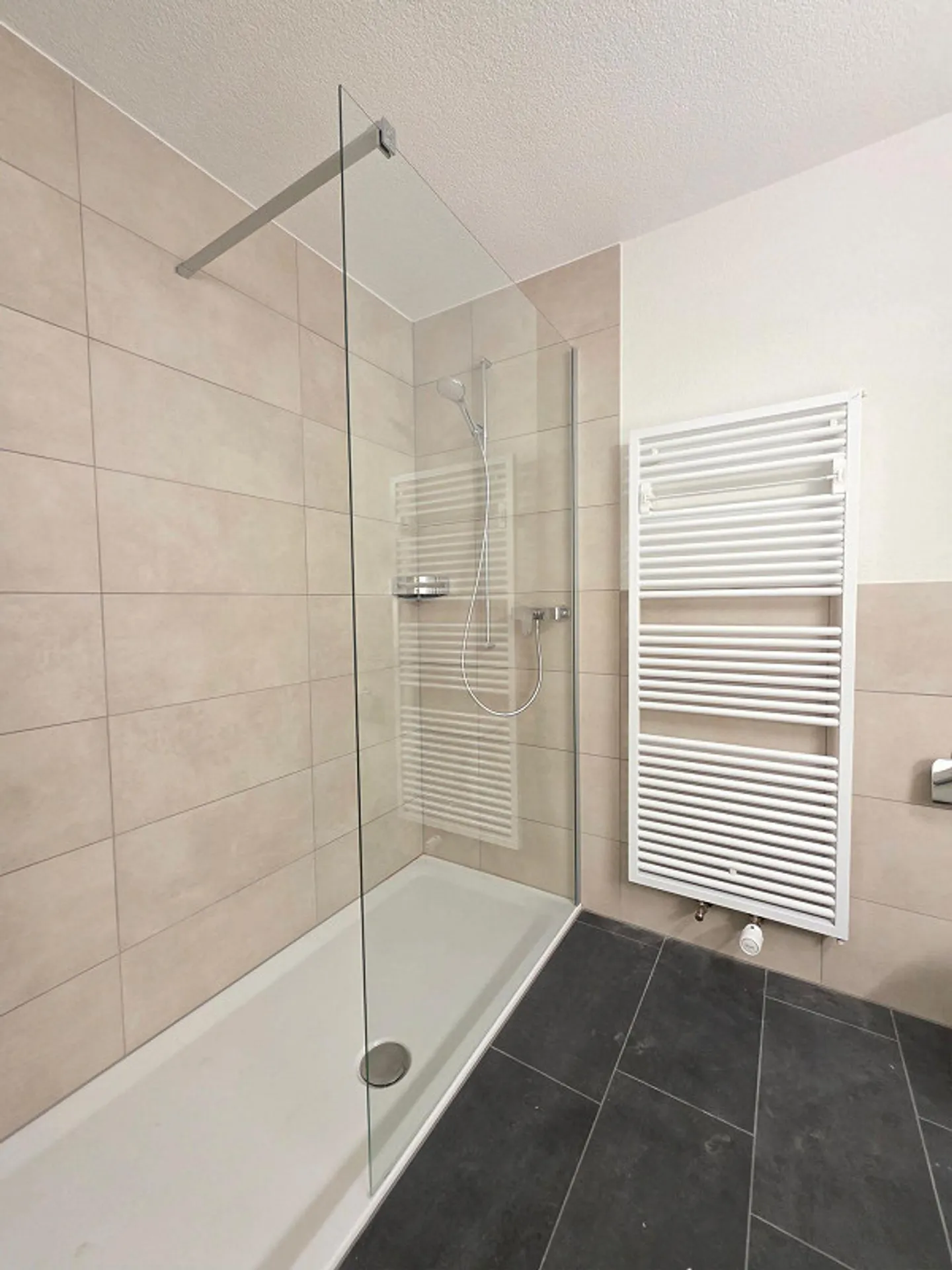 Appartement de 4.5 pièces partiellement rénové avec une grande qualité de vie - Photo 3 sur 13