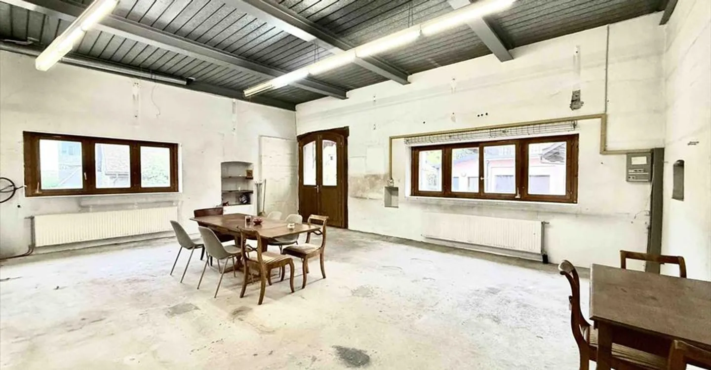 Mixed-use building for rent - Photo 3 of 7