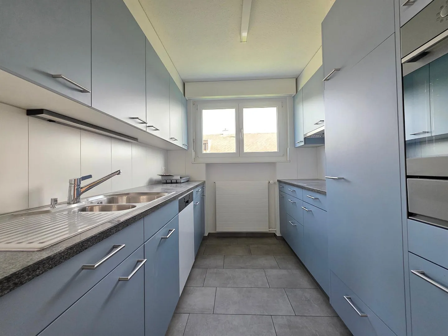 Appartement de 4.5 pièces partiellement rénové avec une grande qualité de vie - Photo 5 sur 13