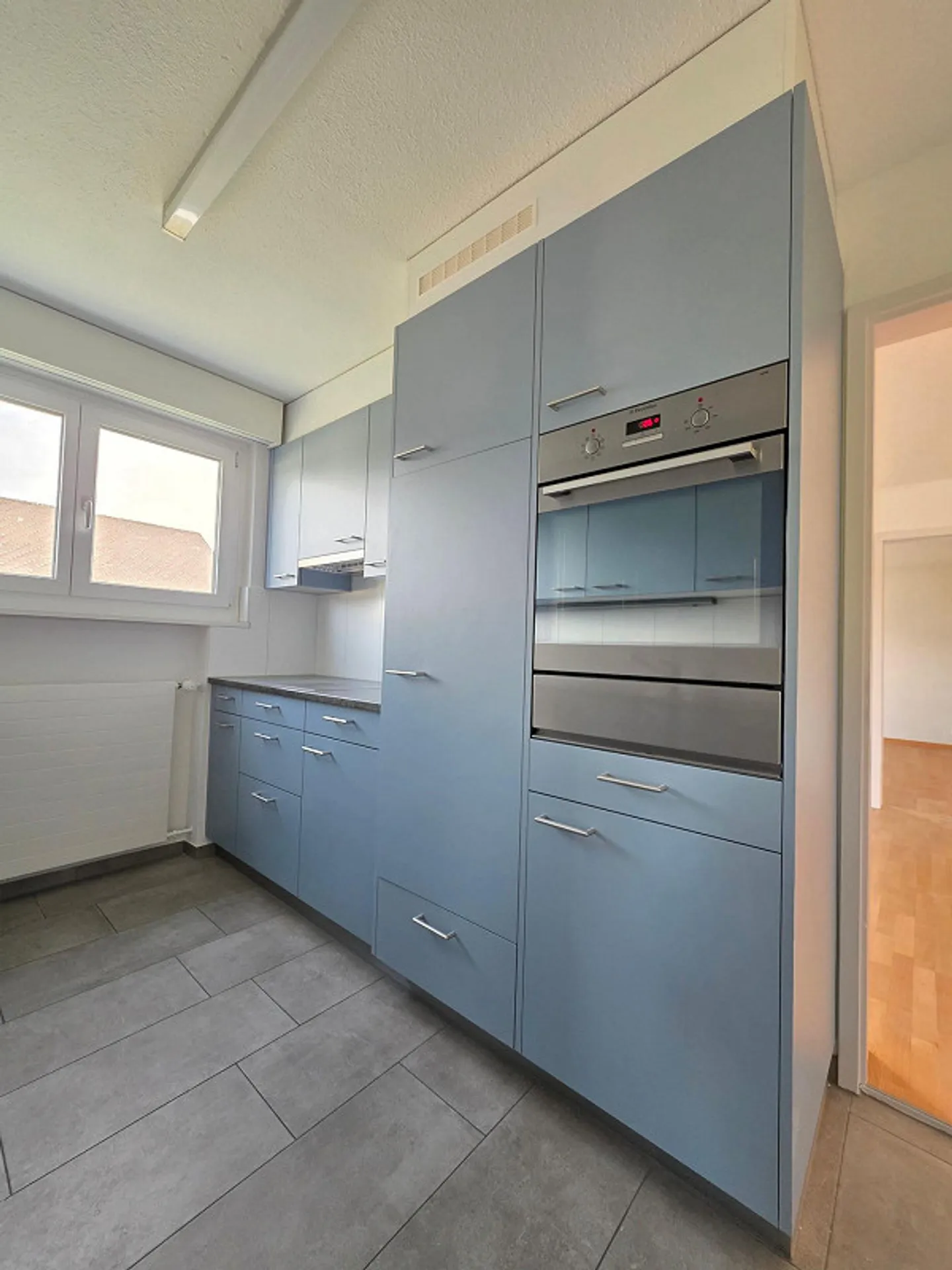Appartement de 4.5 pièces partiellement rénové avec une grande qualité de vie - Photo 7 sur 13