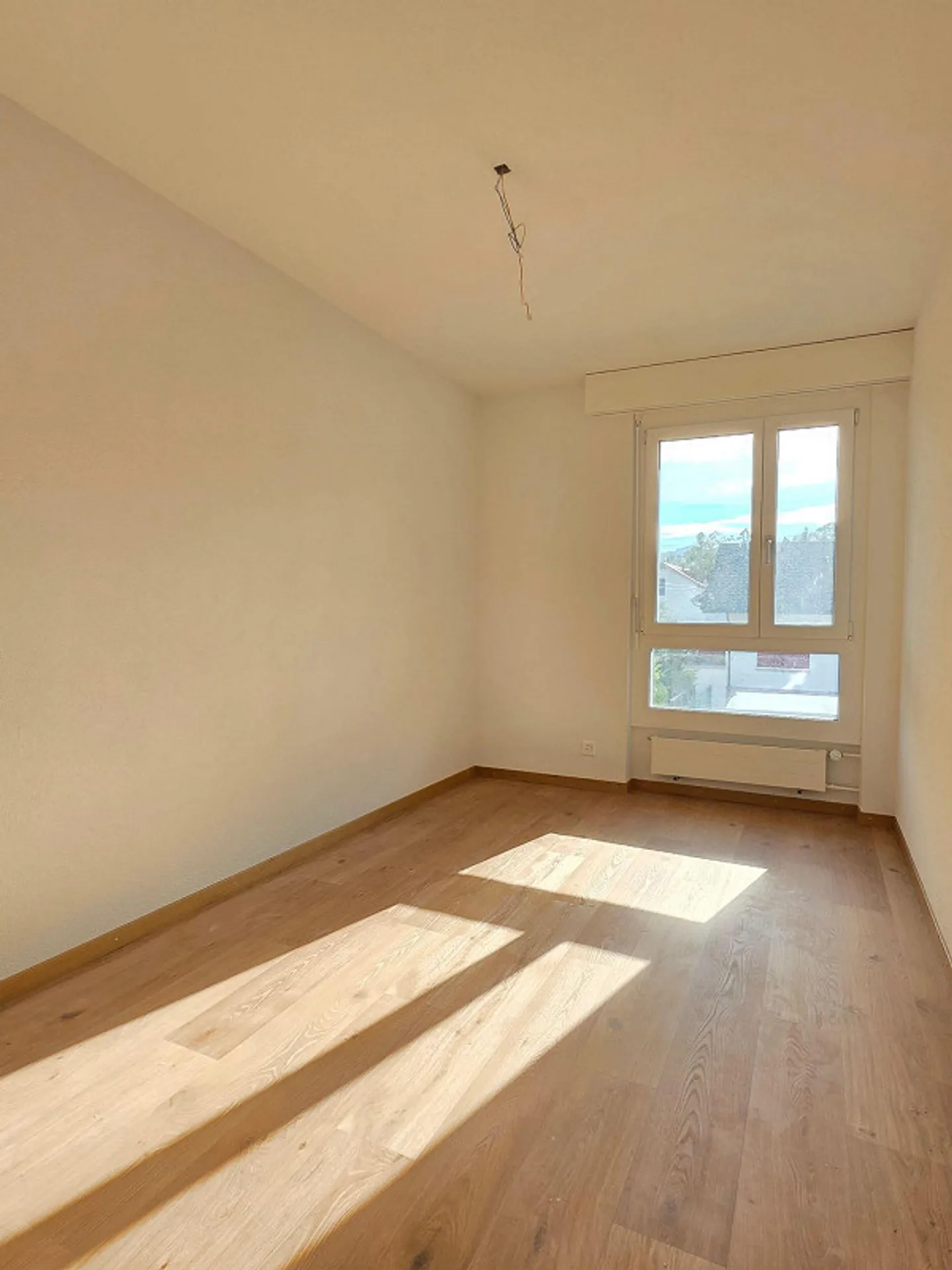 Appartement de 4.5 pièces partiellement rénové avec une grande qualité de vie - Photo 10 sur 13