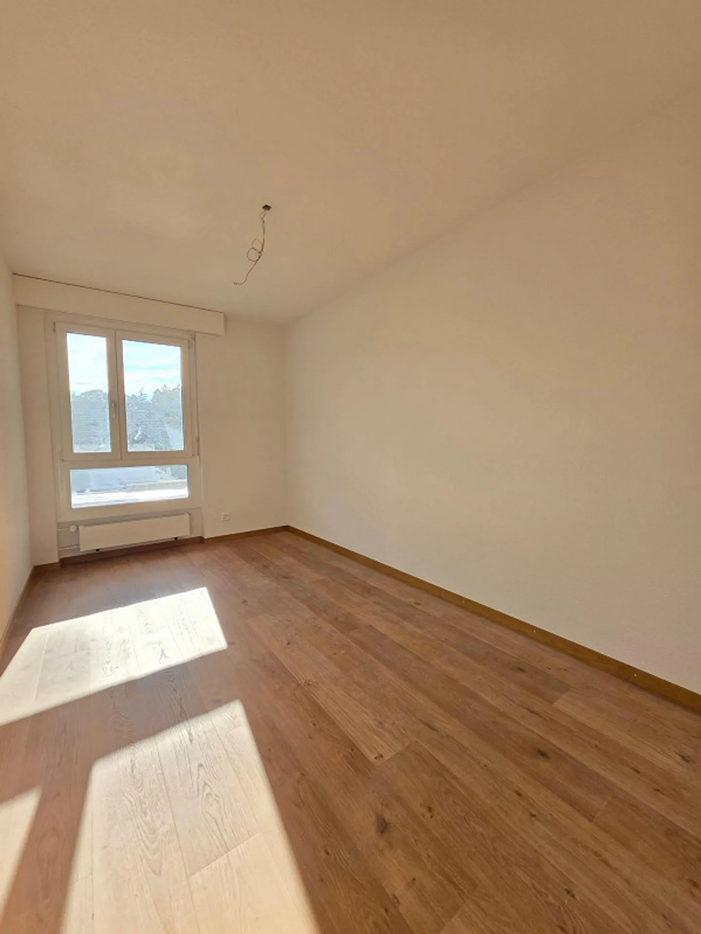 Appartement de 4.5 pièces partiellement rénové avec une grande qualité de vie - Photo 11 sur 13