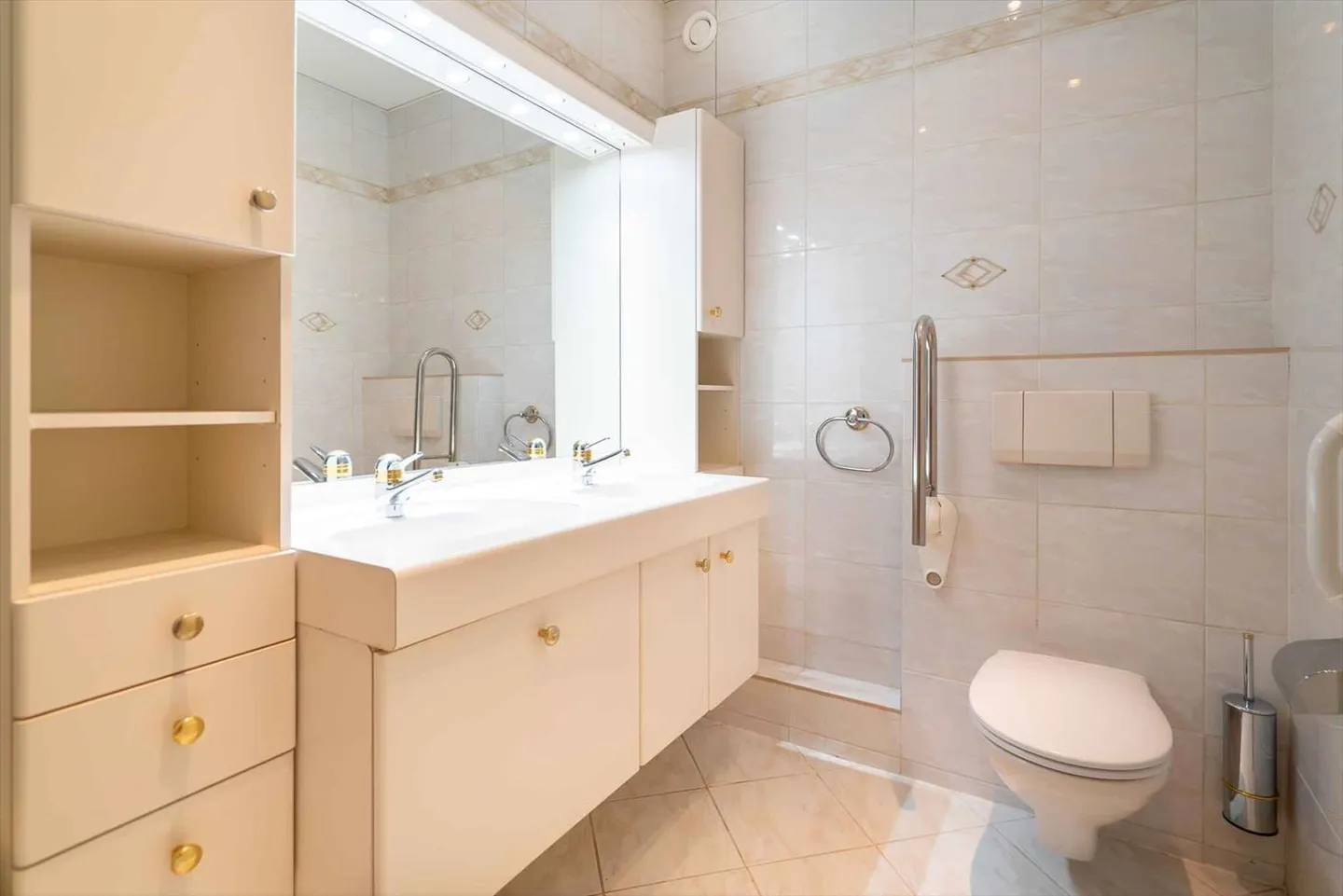 Bel appartement de 3,5 pièces avec vue sur le lac - Photo 8 sur 10