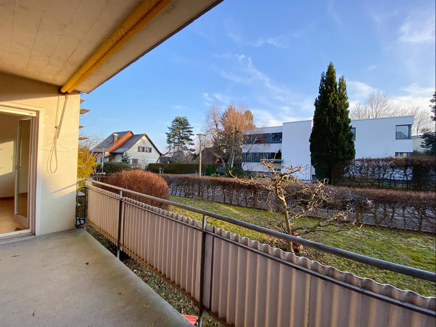 Appartement de 4,5 pièces au rez-de-chaussée, spacieux et fraîchement rénové, avec balcon - Photo 3 sur 12
