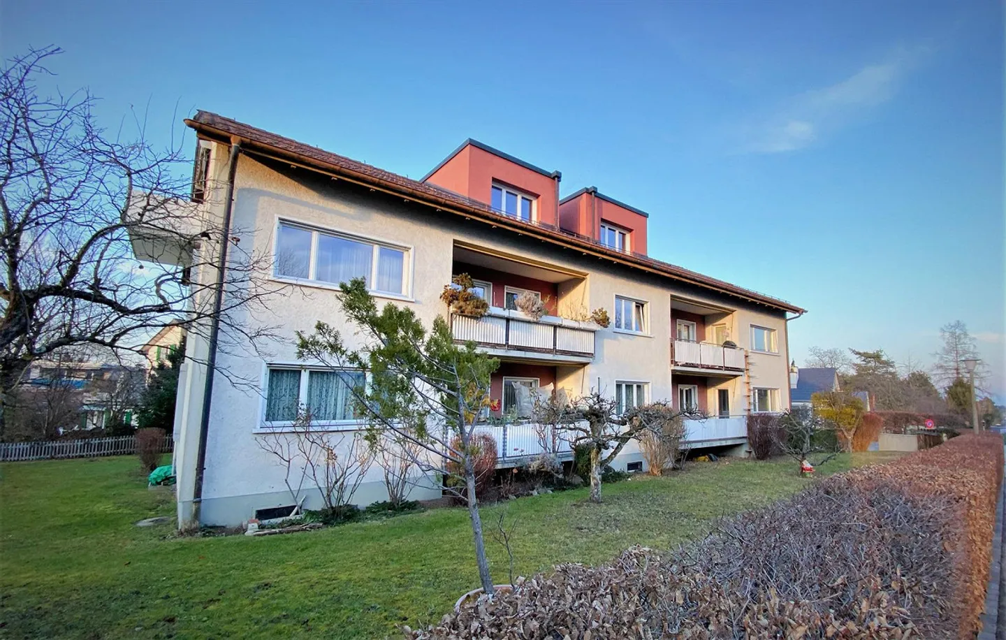 Appartement de 4,5 pièces au rez-de-chaussée, spacieux et fraîchement rénové, avec balcon - Photo 1 sur 12