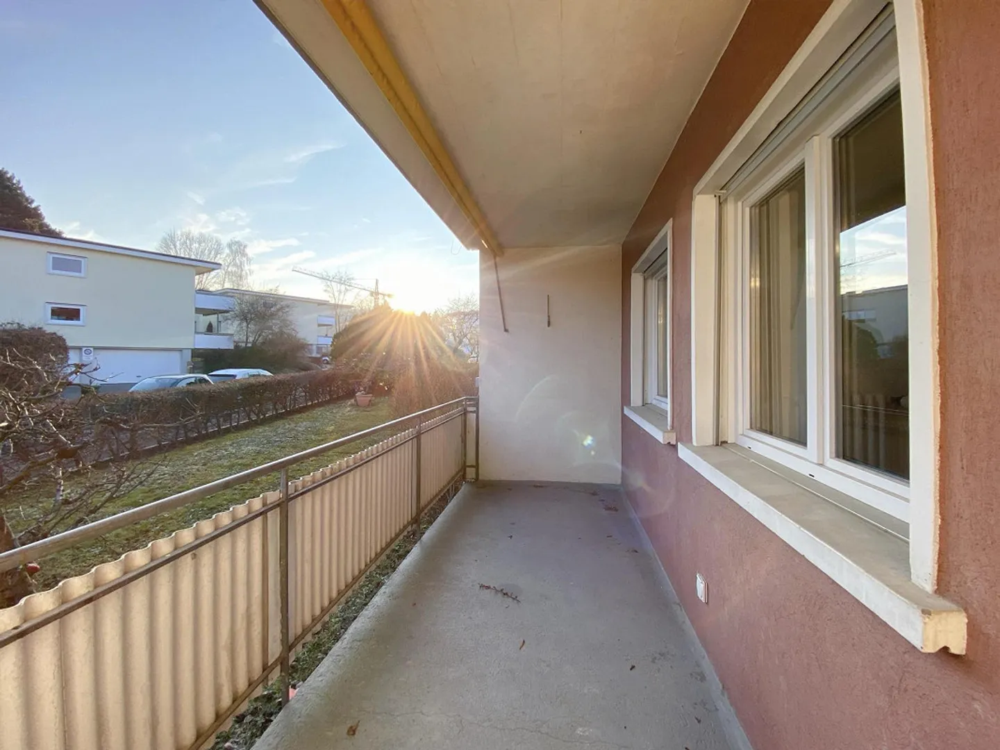 Appartement de 4,5 pièces au rez-de-chaussée, spacieux et fraîchement rénové, avec balcon - Photo 2 sur 12