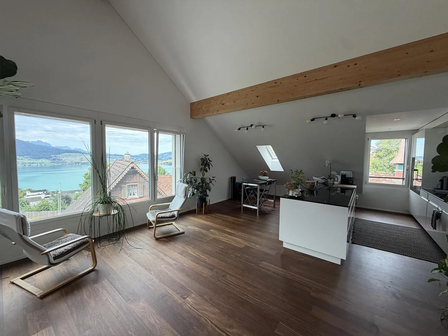 Dreamy 4.5-room attic apartment with lake and mountain views - Photo 2 of 12