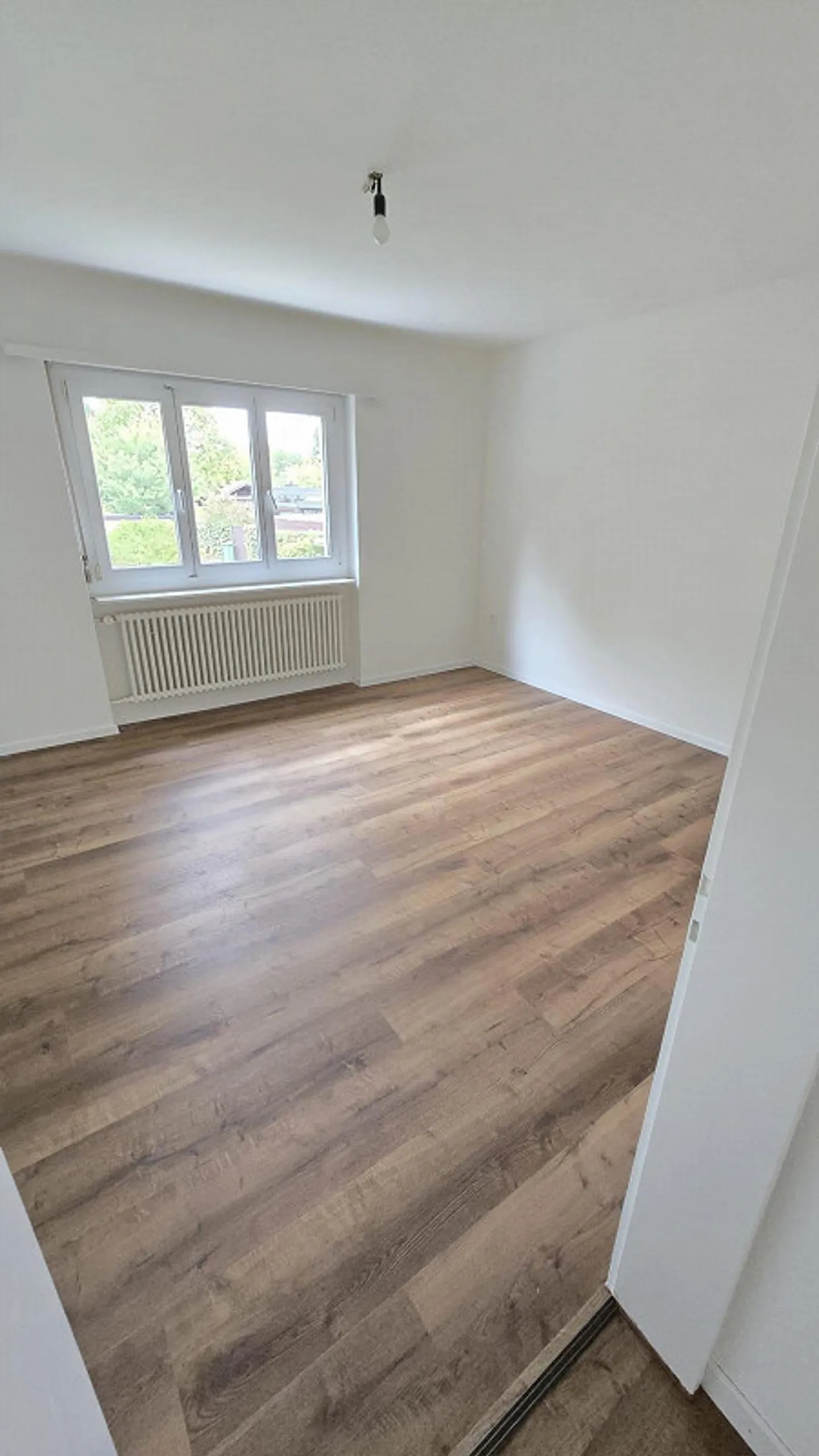 Appartement de 4,5 pièces au rez-de-chaussée, spacieux et fraîchement rénové, avec balcon - Photo 10 sur 12