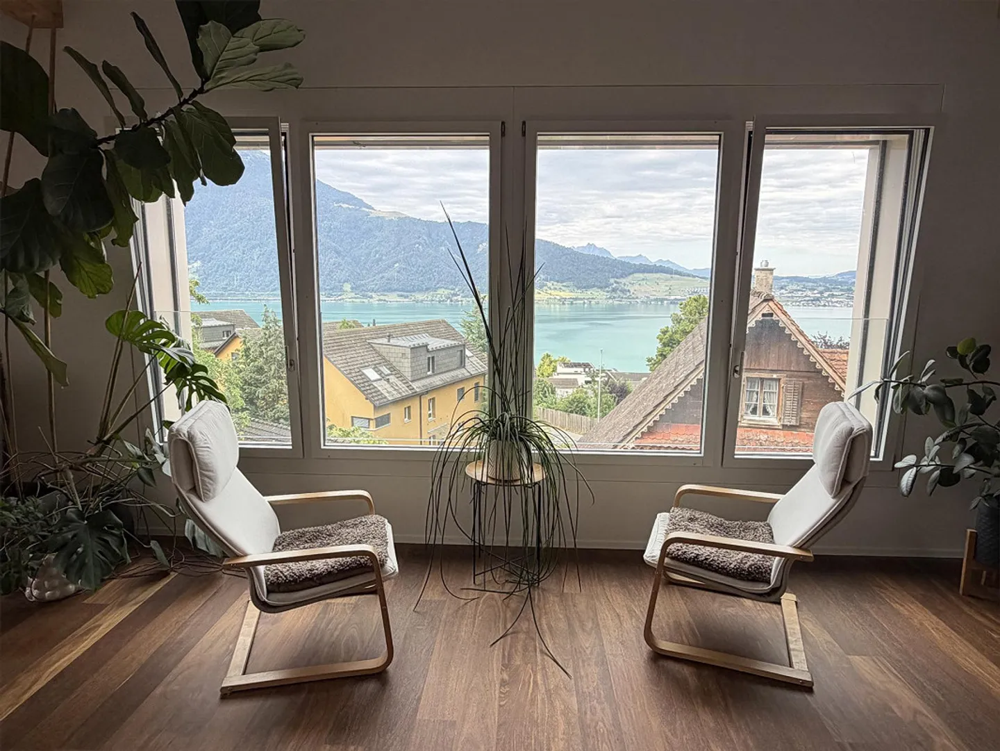 Dreamy 4.5-room attic apartment with lake and mountain views - Photo 1 of 12