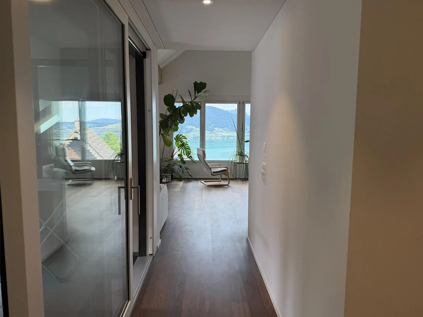 Dreamy 4.5-room attic apartment with lake and mountain views - Photo 4 of 12