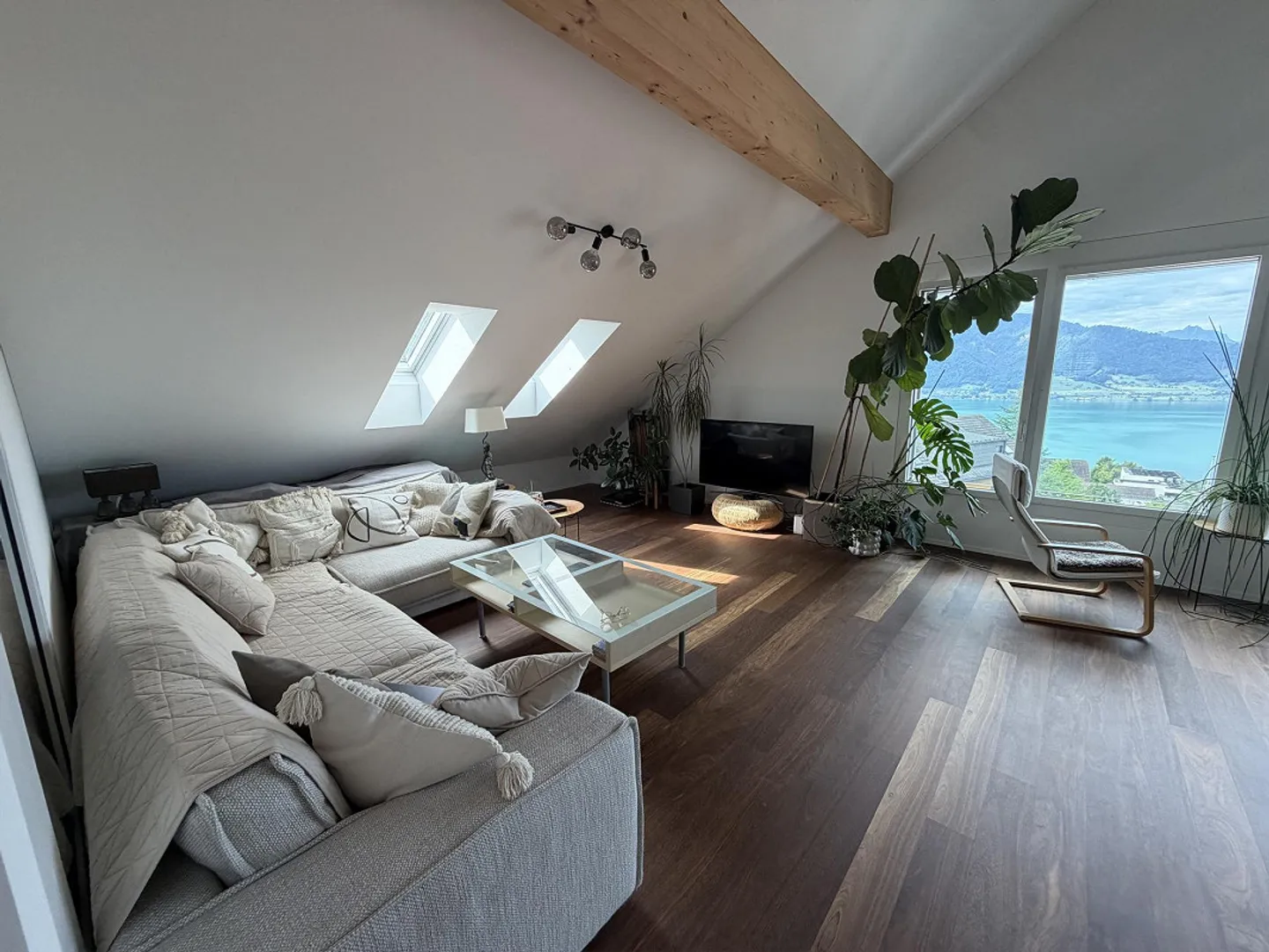 Dreamy 4.5-room attic apartment with lake and mountain views - Photo 5 of 12