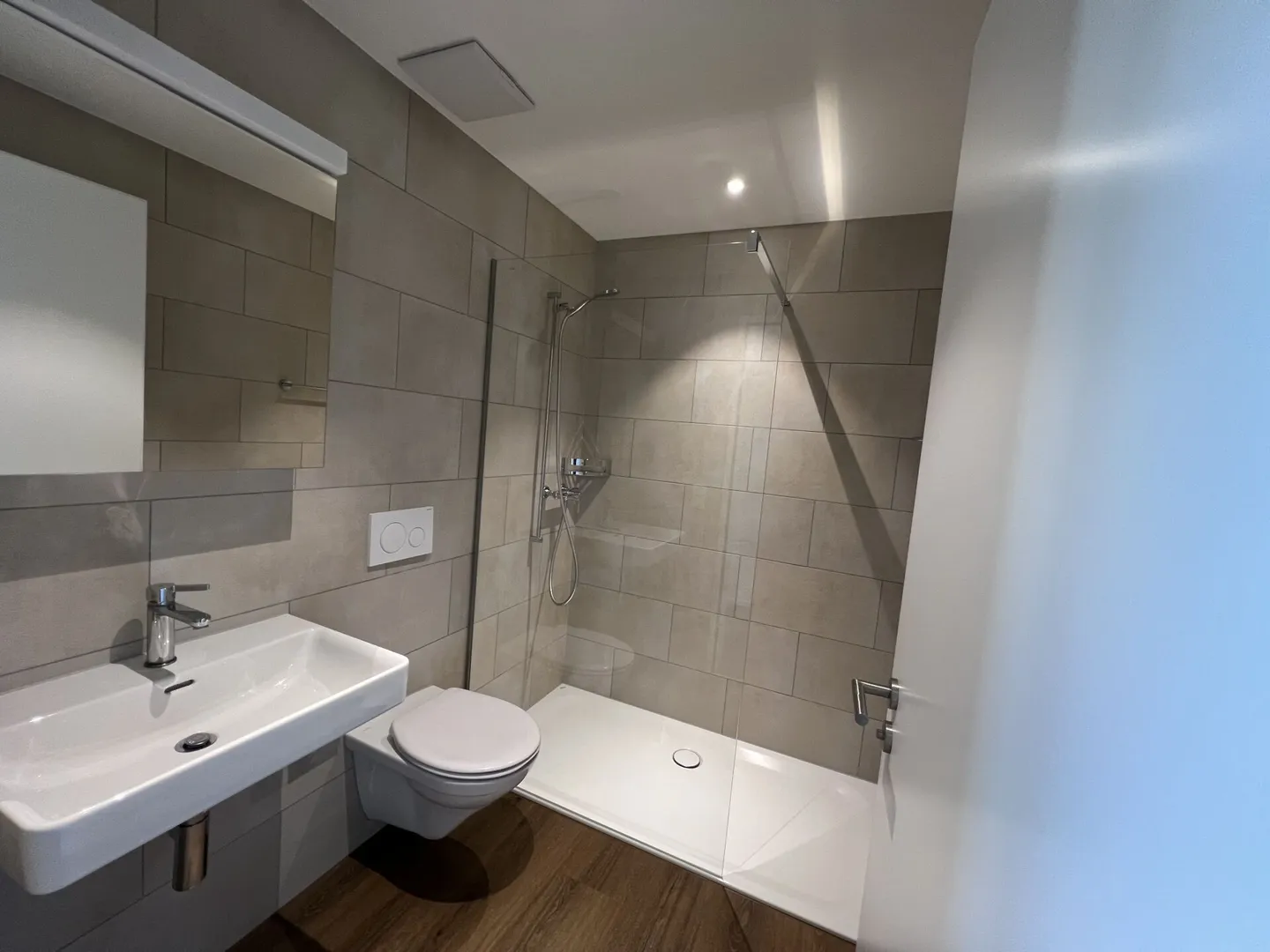 Moderne 4.5-Zimmer-Wohnung - Foto 3 von 8