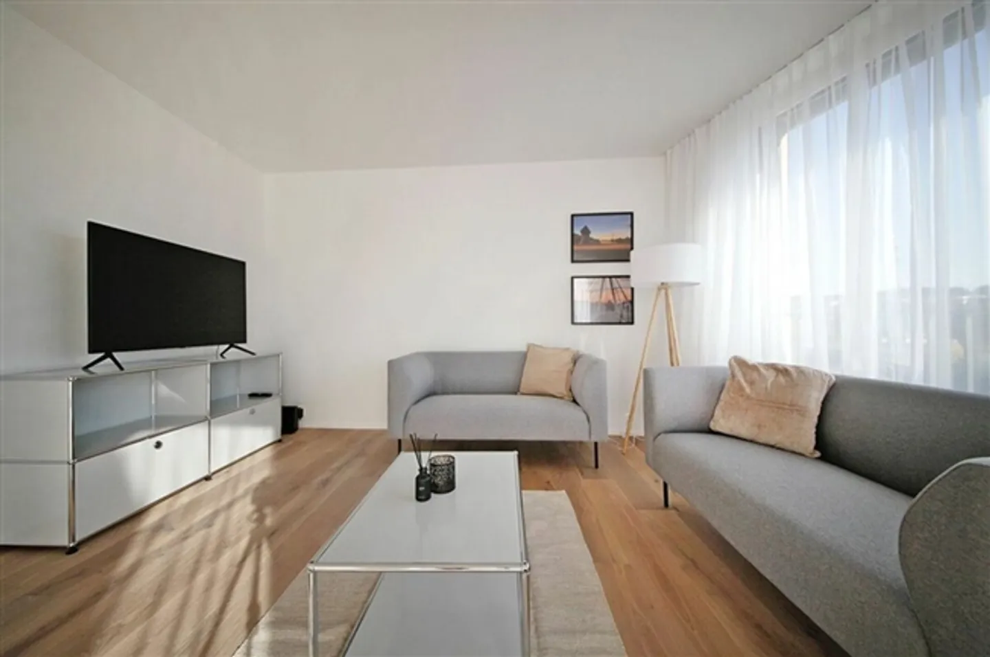 Spacious 2.5 Attic Apartment Furnished - Photo 3 of 11