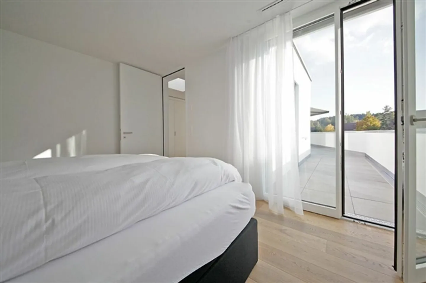 Spacious 2.5 Attic Apartment Furnished - Photo 6 of 11