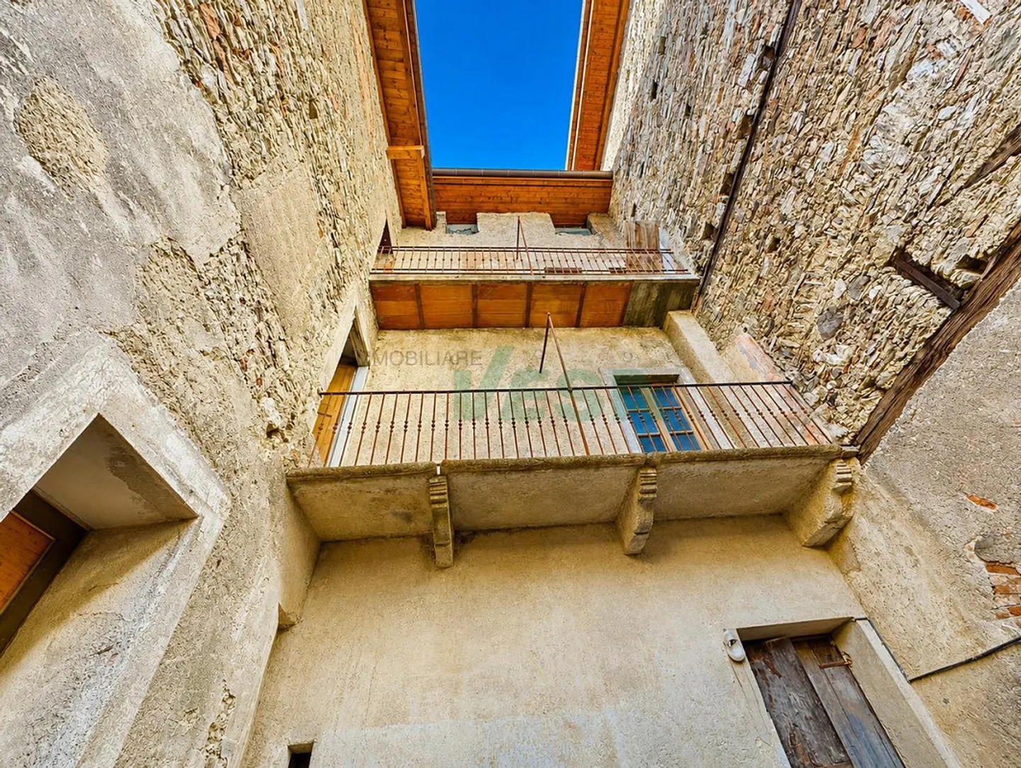 Stunning property with ancient palace, rustic house and beautiful garden - Photo 12 of 15