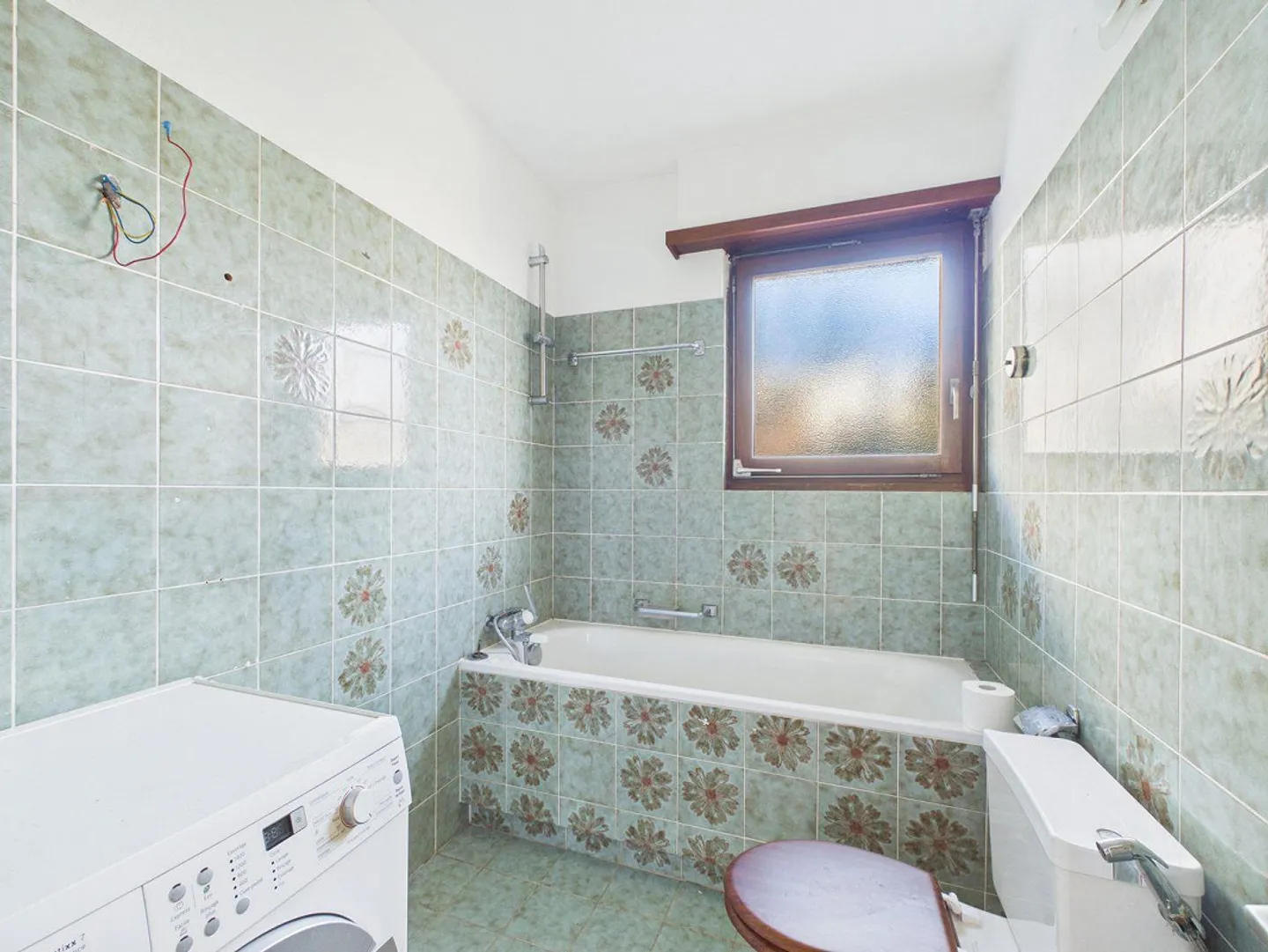 Opportunity to Enhance – 3.5 Rooms to Renovate - Photo 7 of 10