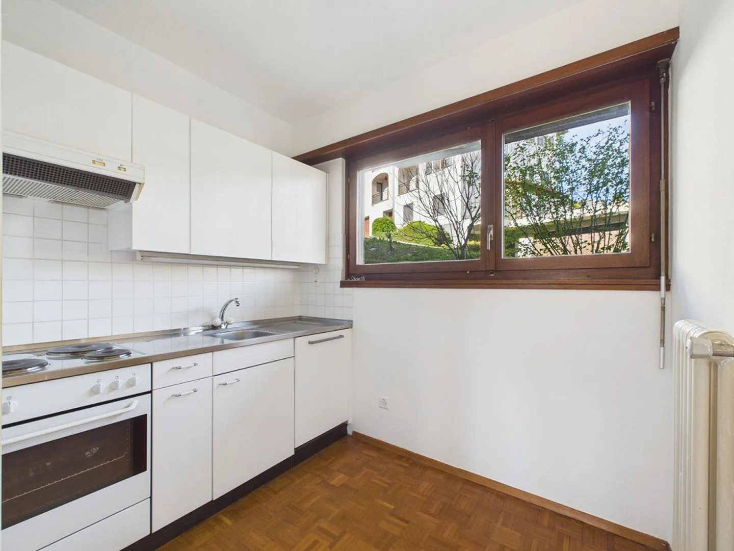 Opportunity to Enhance – 3.5 Rooms to Renovate - Photo 9 of 10