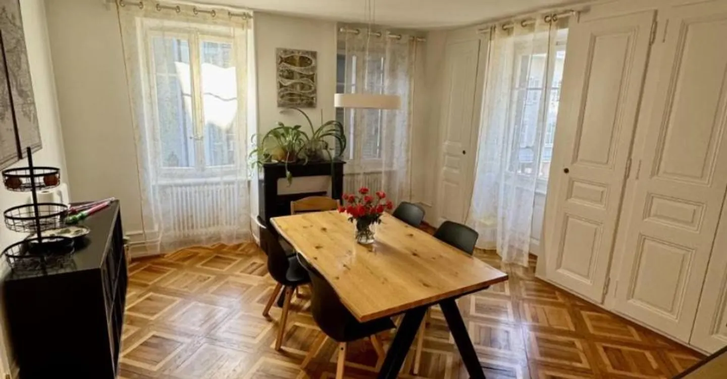 Grande duplex di 5,5 stanze con balcone nel cuore di Nyon - Foto 2 di 9