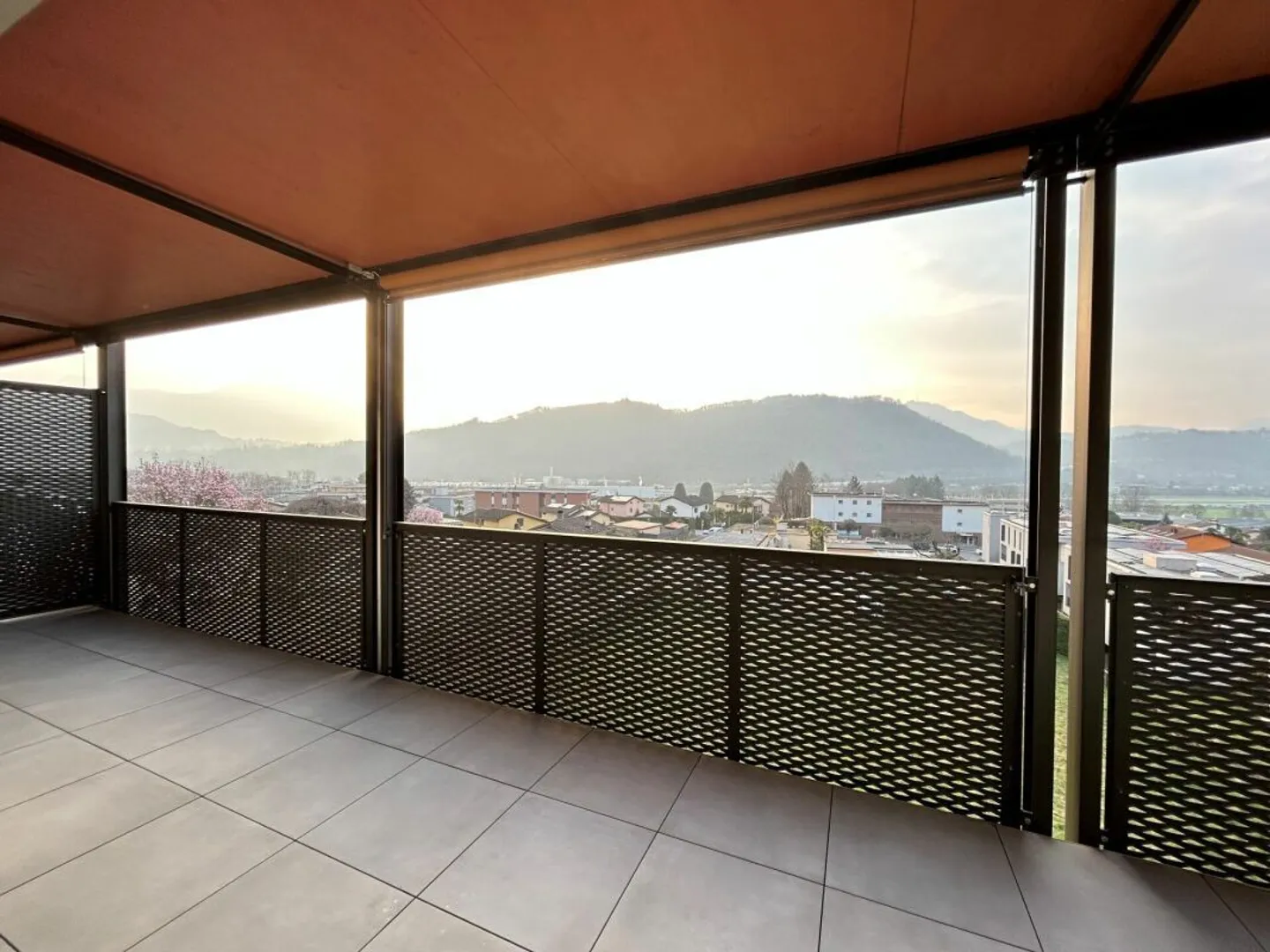 Spacious 2.5-room apartment - Second floor - Photo 3 of 17