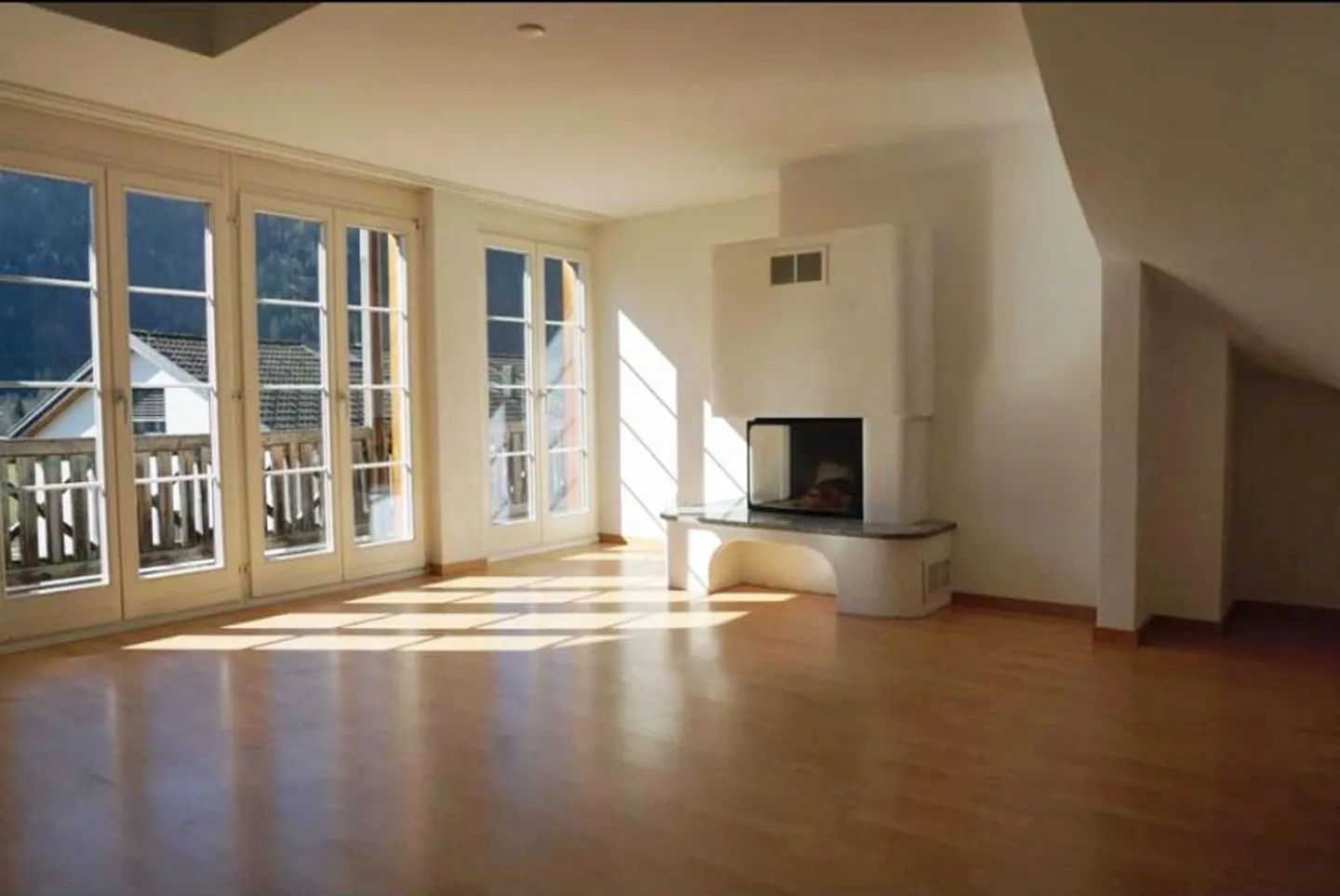 Sunny, Quiet 5.5-Room Penthouse Apartment - Photo 3 of 18