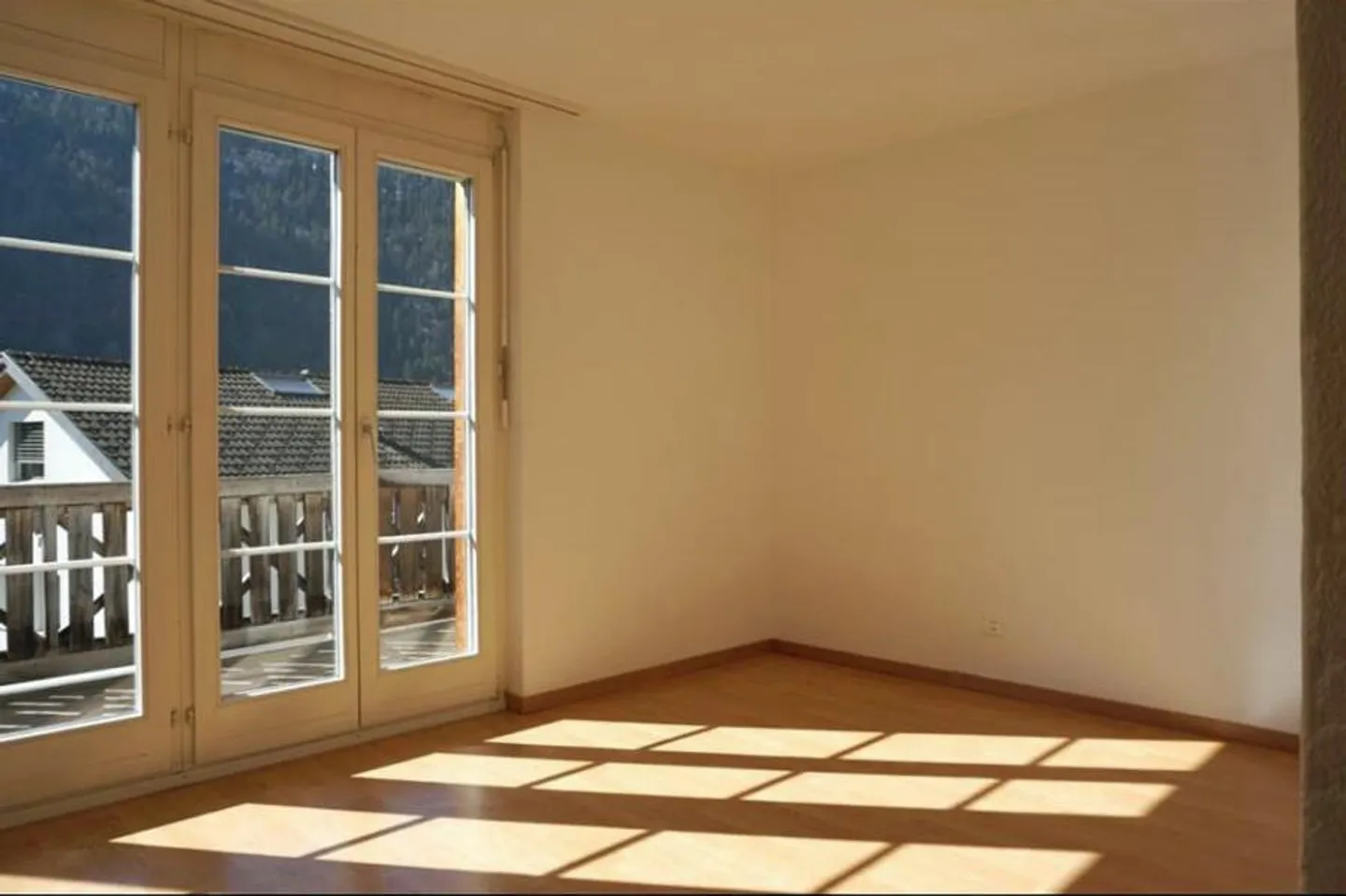 Sunny, Quiet 5.5-Room Penthouse Apartment - Photo 9 of 18