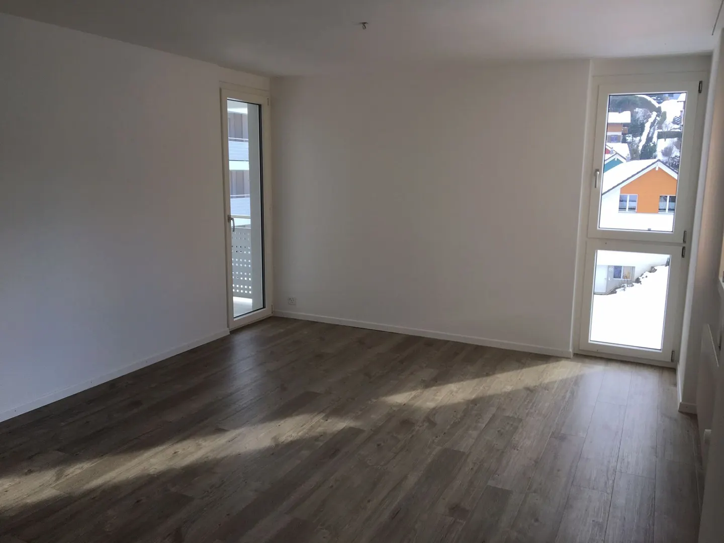 Affordable! Beautiful, sunny, spacious ground floor 4.5 room apartment with large balcony and mountain view! - Photo 7 of 8