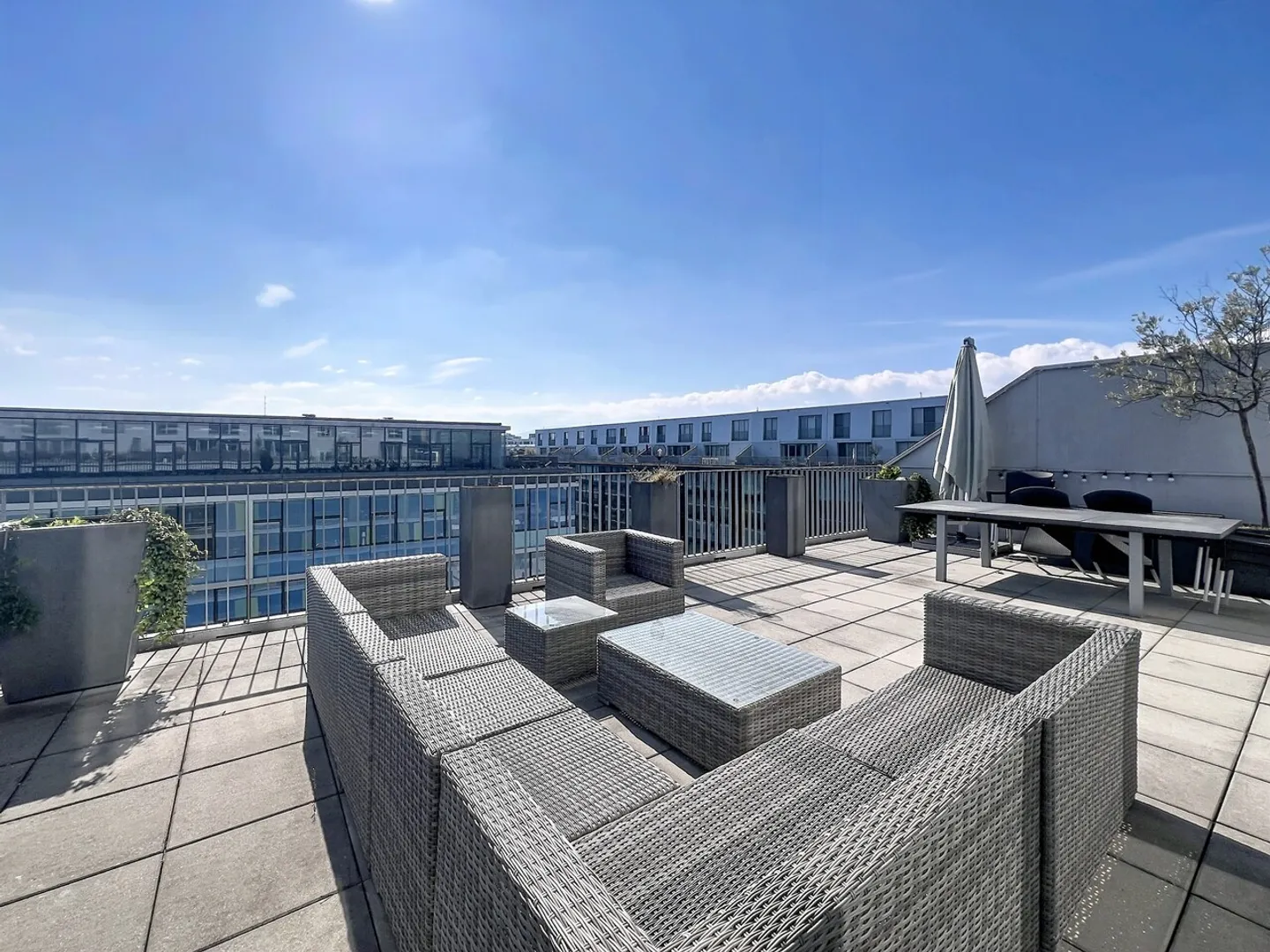 Penthouse apartment close to international organizations - Photo 1 of 18