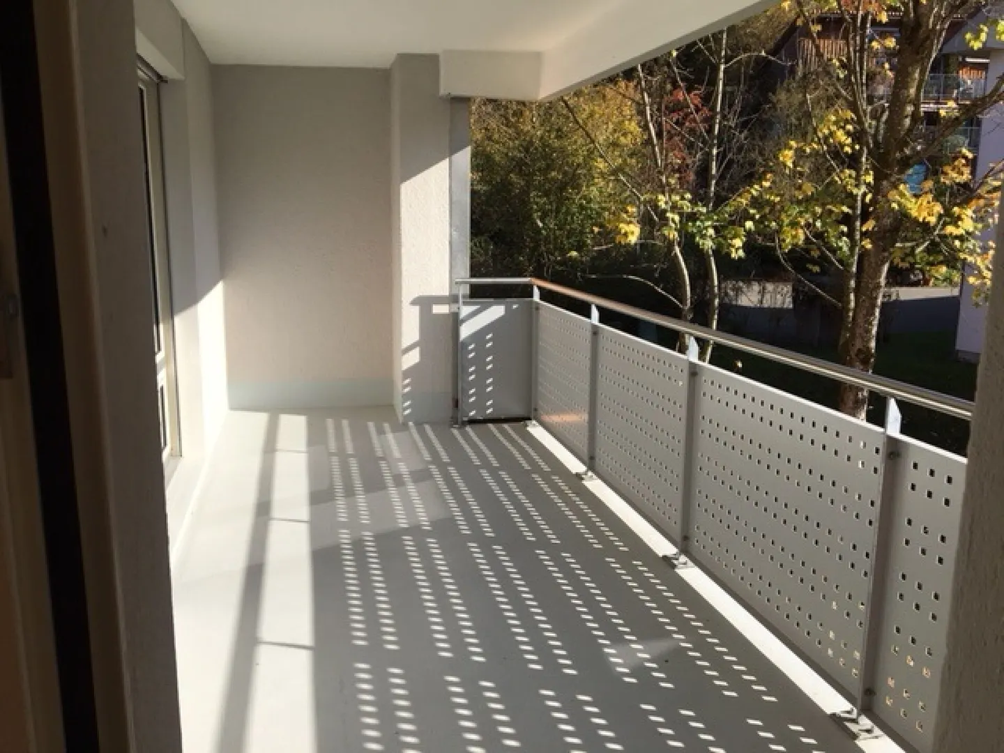 Affordable! Beautiful, sunny, spacious ground floor 4.5 room apartment with large balcony and mountain view! - Photo 3 of 8