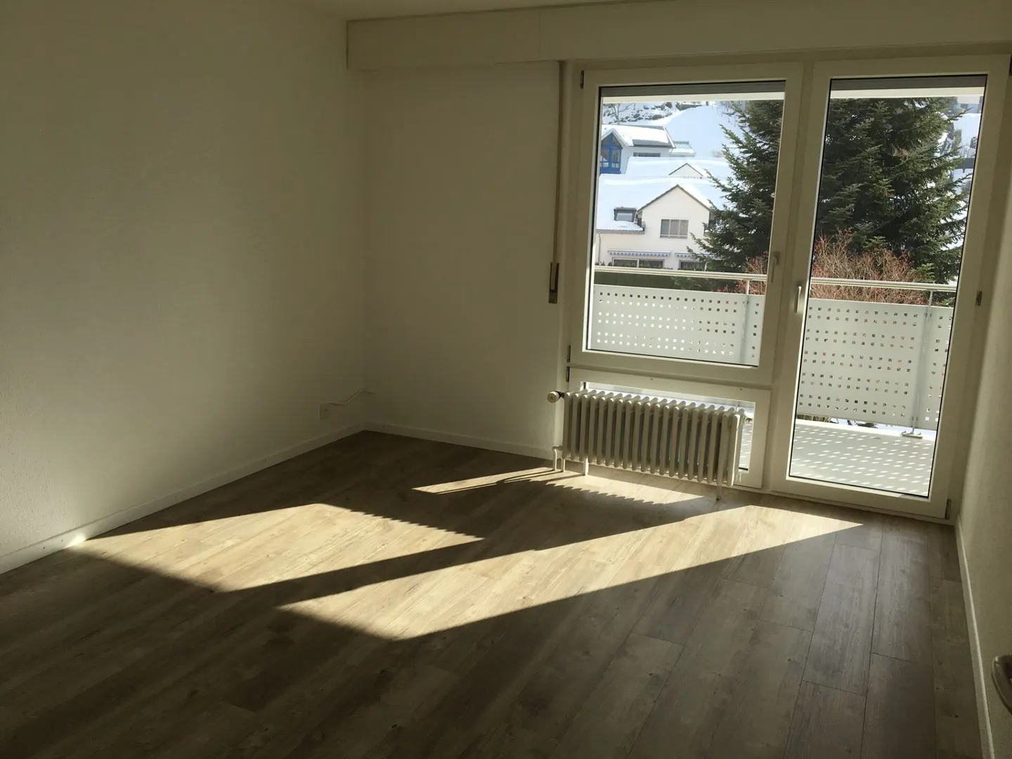 Affordable! Beautiful, sunny, spacious ground floor 4.5 room apartment with large balcony and mountain view! - Photo 4 of 8