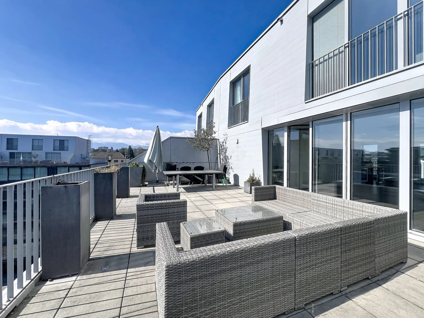 Penthouse apartment close to international organizations - Photo 2 of 18