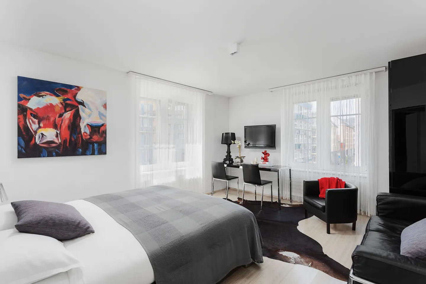 Stylish Two Bedroom Apartment - Photo 2 of 5