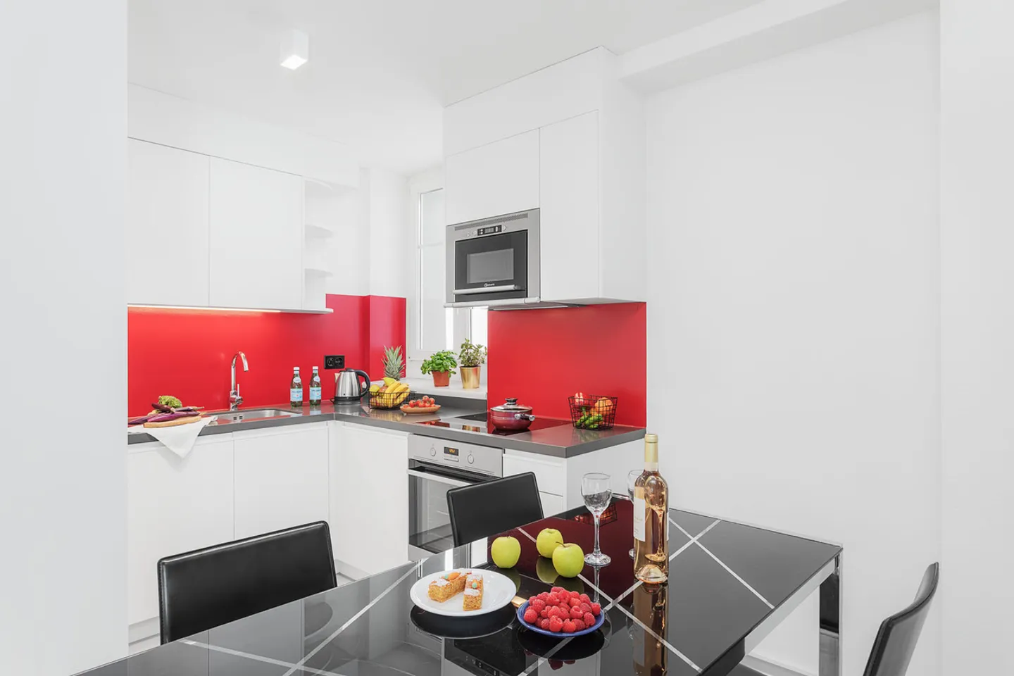 Stylish Two Bedroom Apartment - Photo 4 of 5