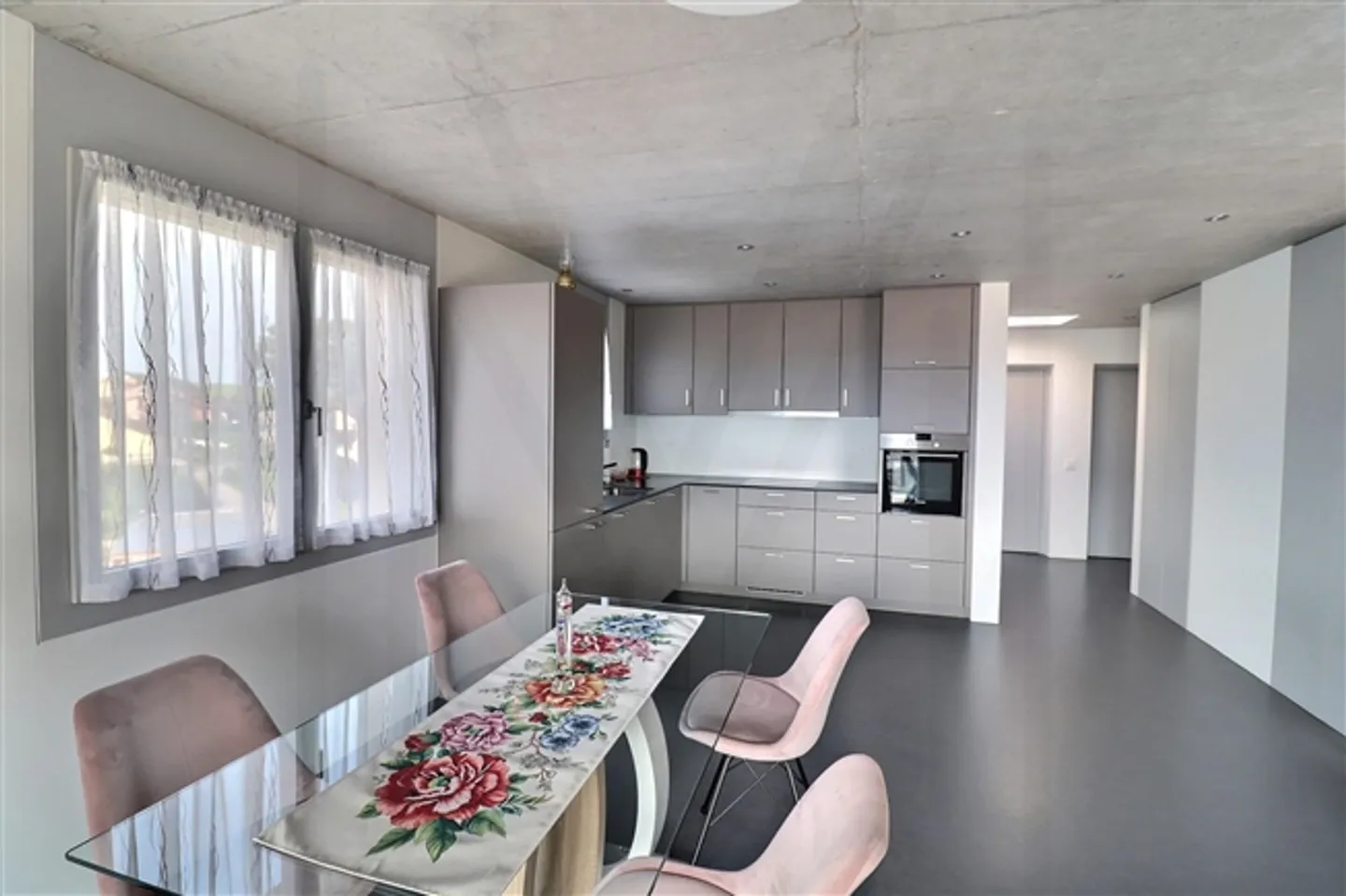 «Wunderschönes 3,5-Zimmer-Penthouse im Herzen von Bulle mit Blick auf die Voralpen» - Foto 3 von 11