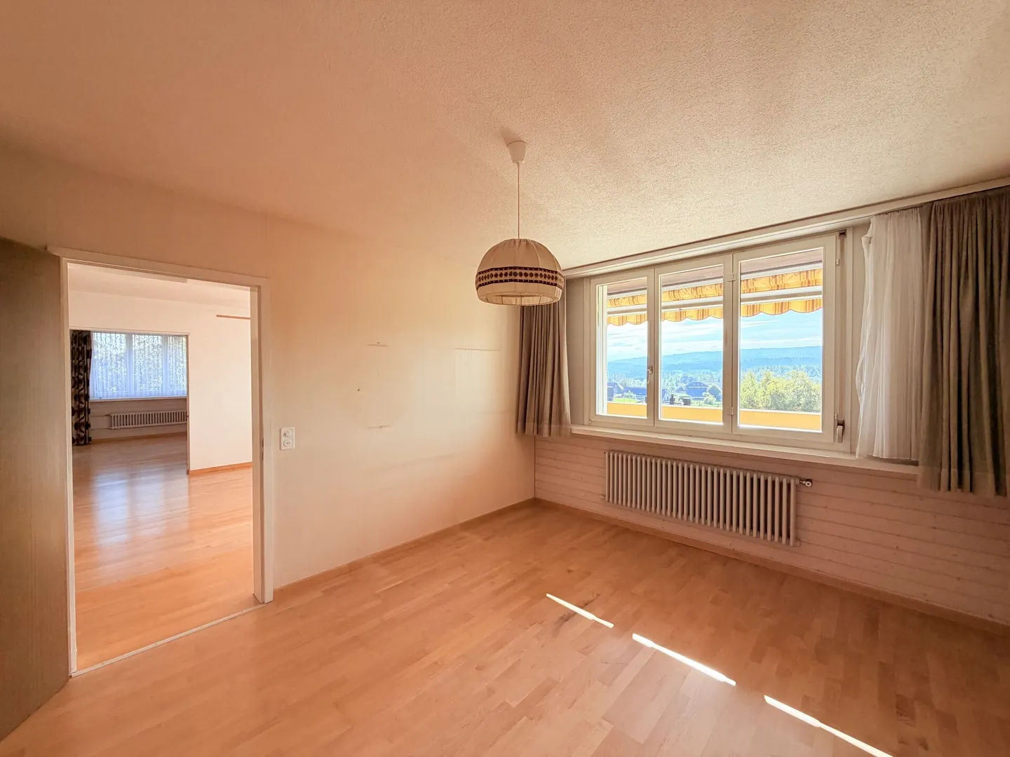 Grosszügiges Einfamilienhaus mit separater Einliegerwohnug und Weitsicht - Foto 4 von 38