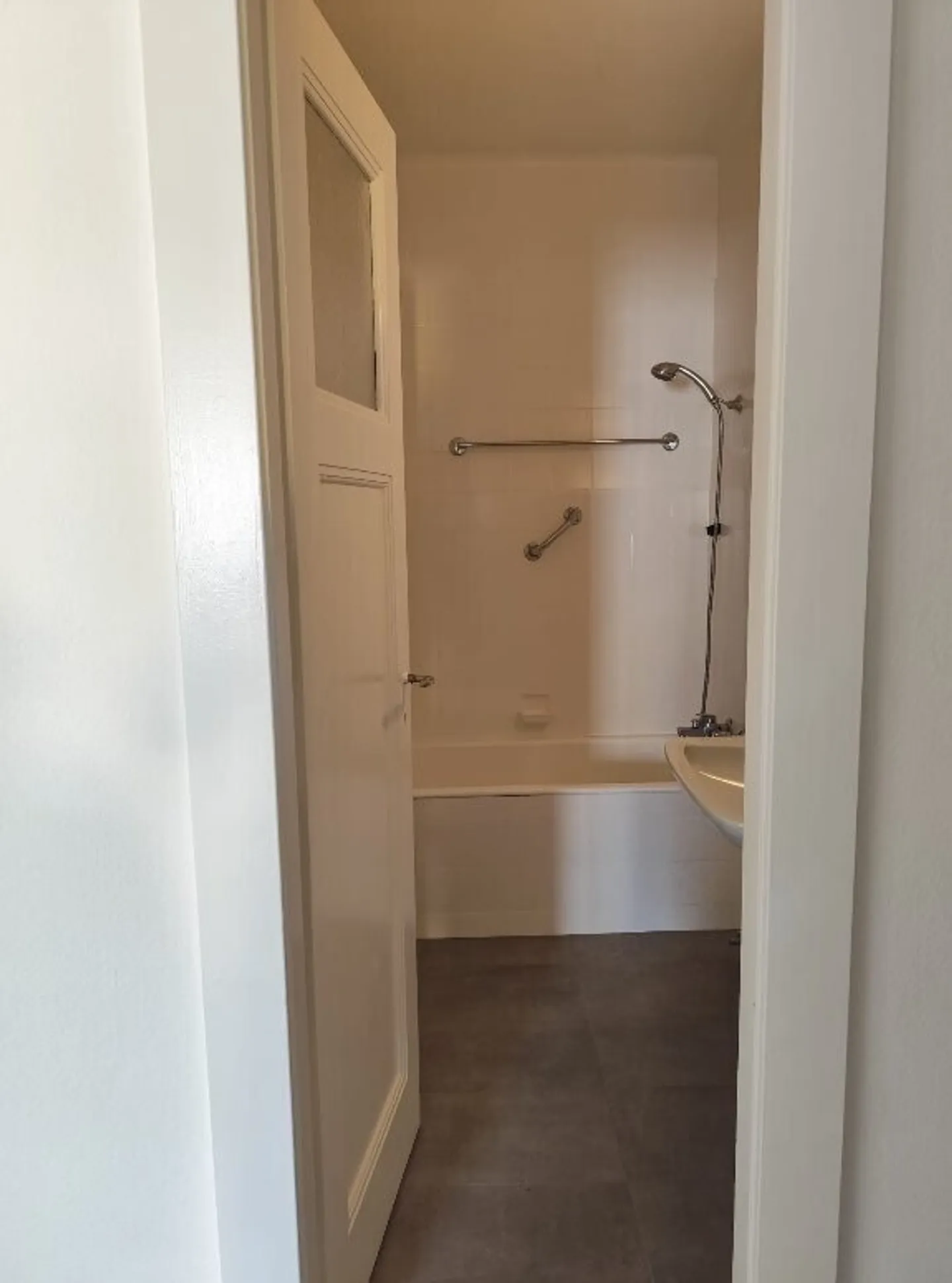 Renovierte 3,5-Zimmer-Wohnung im begehrten Stadtteil Sous-Gare! - Foto 4 von 4