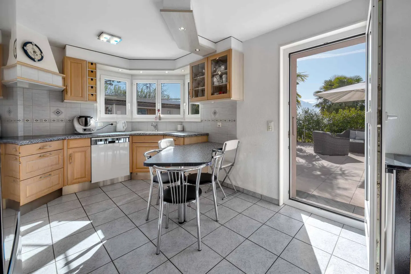 Wunderschöne Familienvilla mit Pool und Seeblick - Foto 6 von 13
