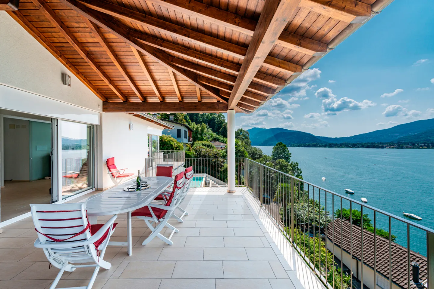 VILLA MIT SEEBLICK UND AUSSENPOOL - Foto 1 von 13
