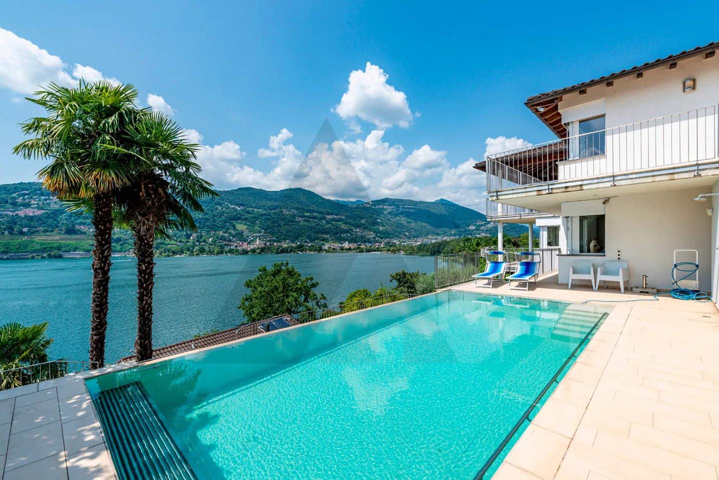VILLA MIT SEEBLICK UND AUSSENPOOL - Foto 2 von 13