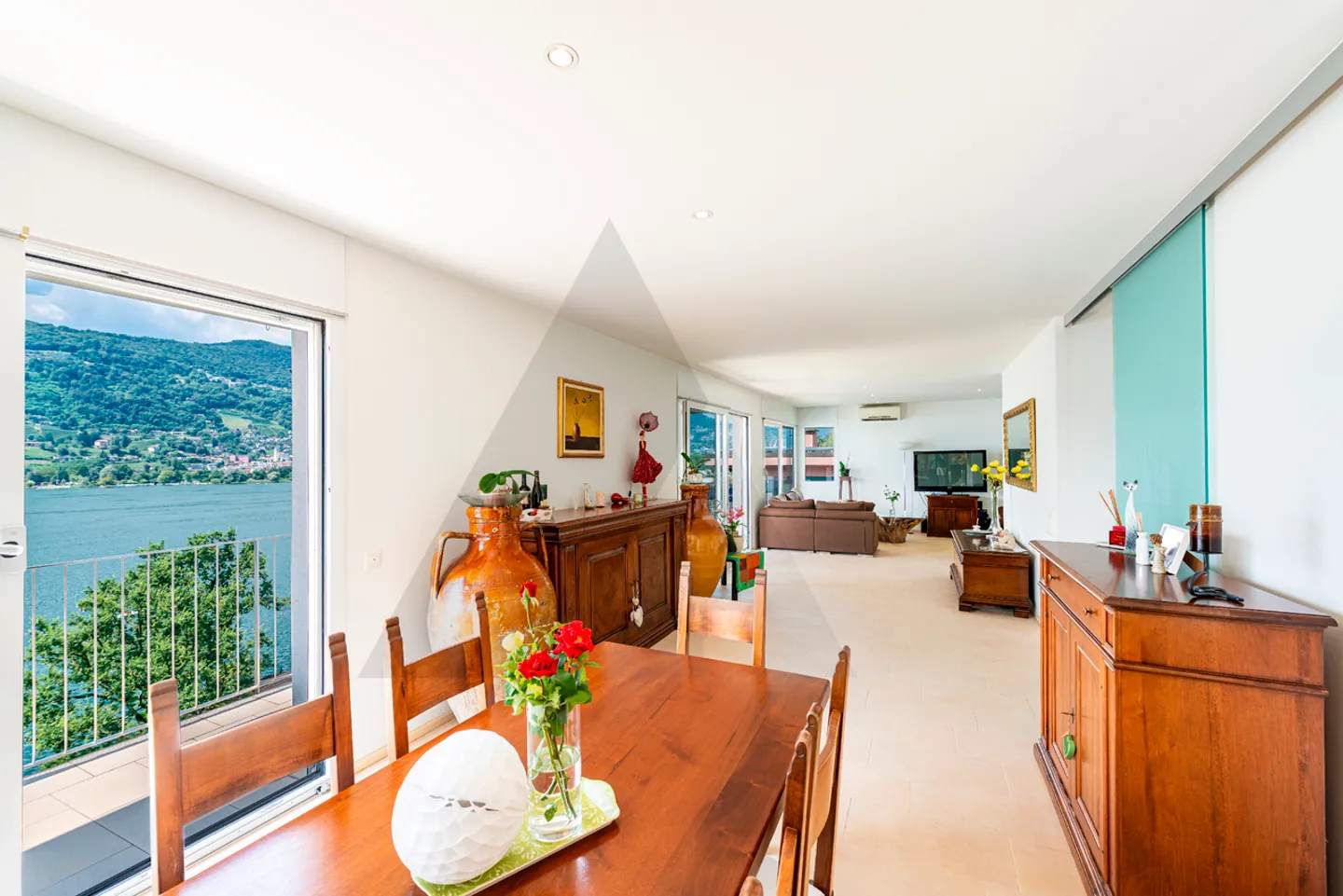 VILLA MIT SEEBLICK UND AUSSENPOOL - Foto 7 von 13