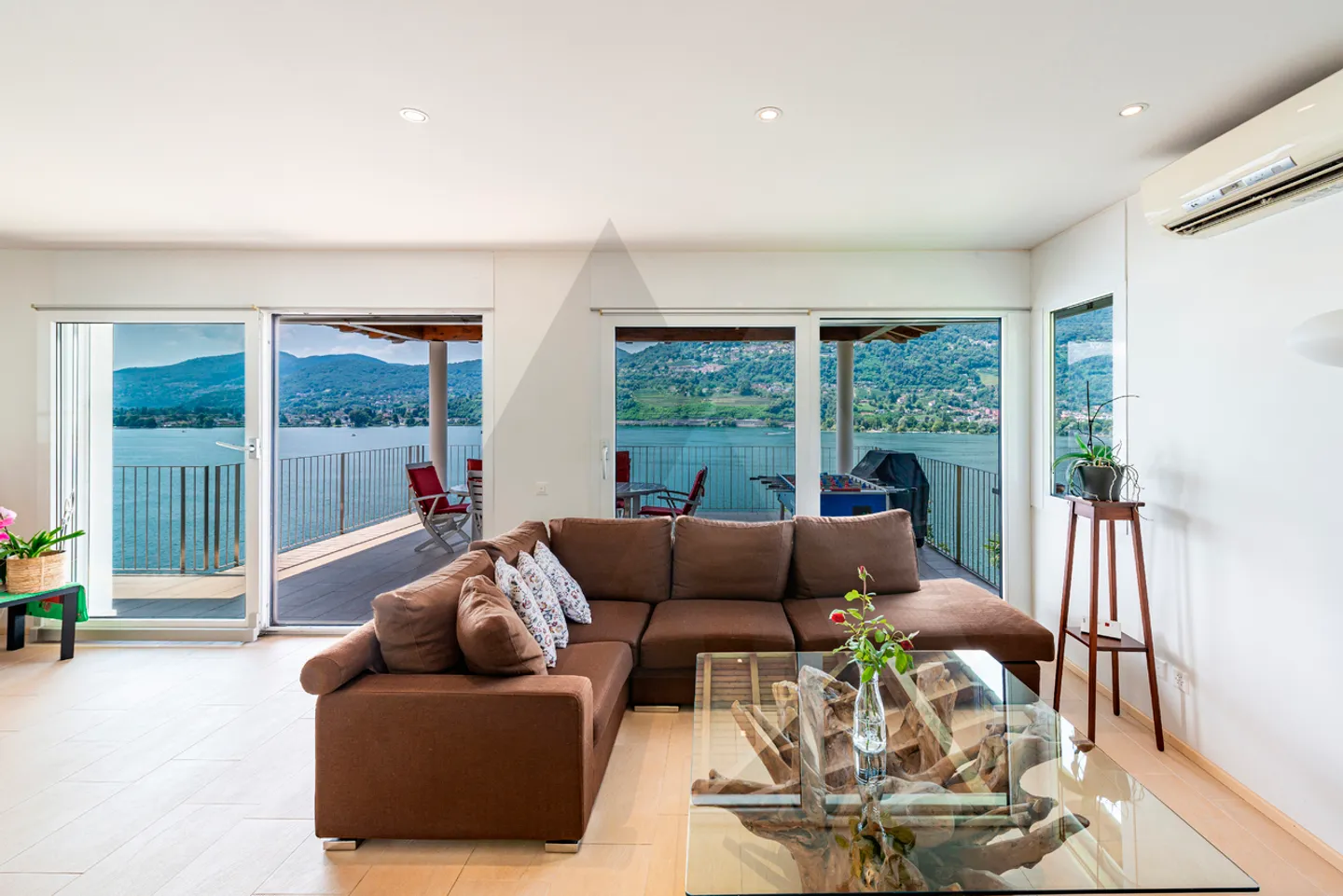 VILLA MIT SEEBLICK UND AUSSENPOOL - Foto 8 von 13