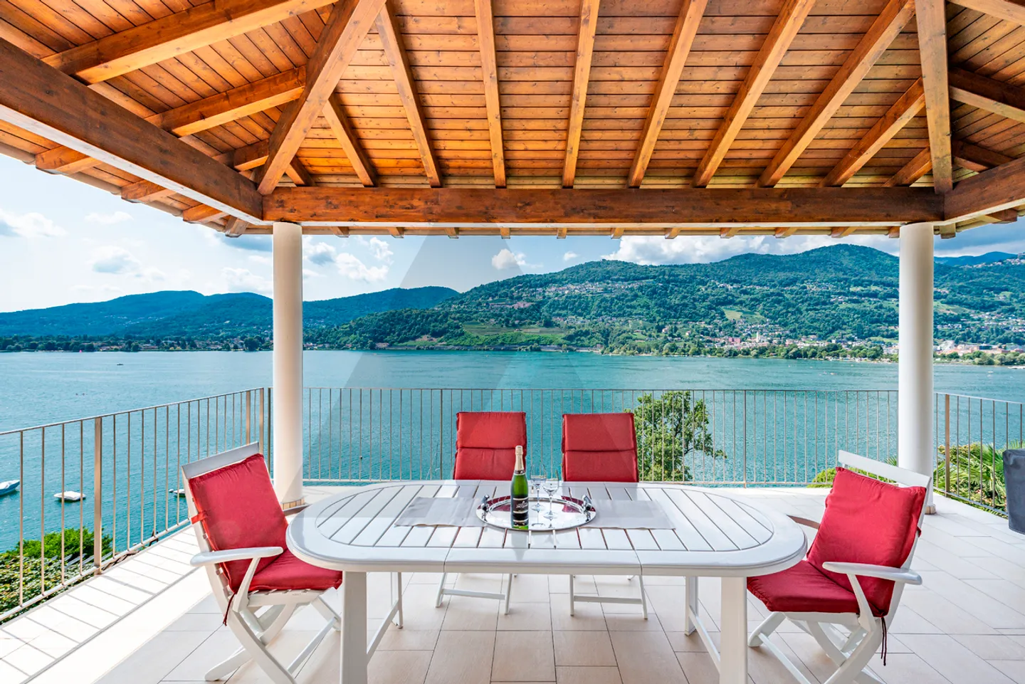 VILLA MIT SEEBLICK UND AUSSENPOOL - Foto 3 von 13